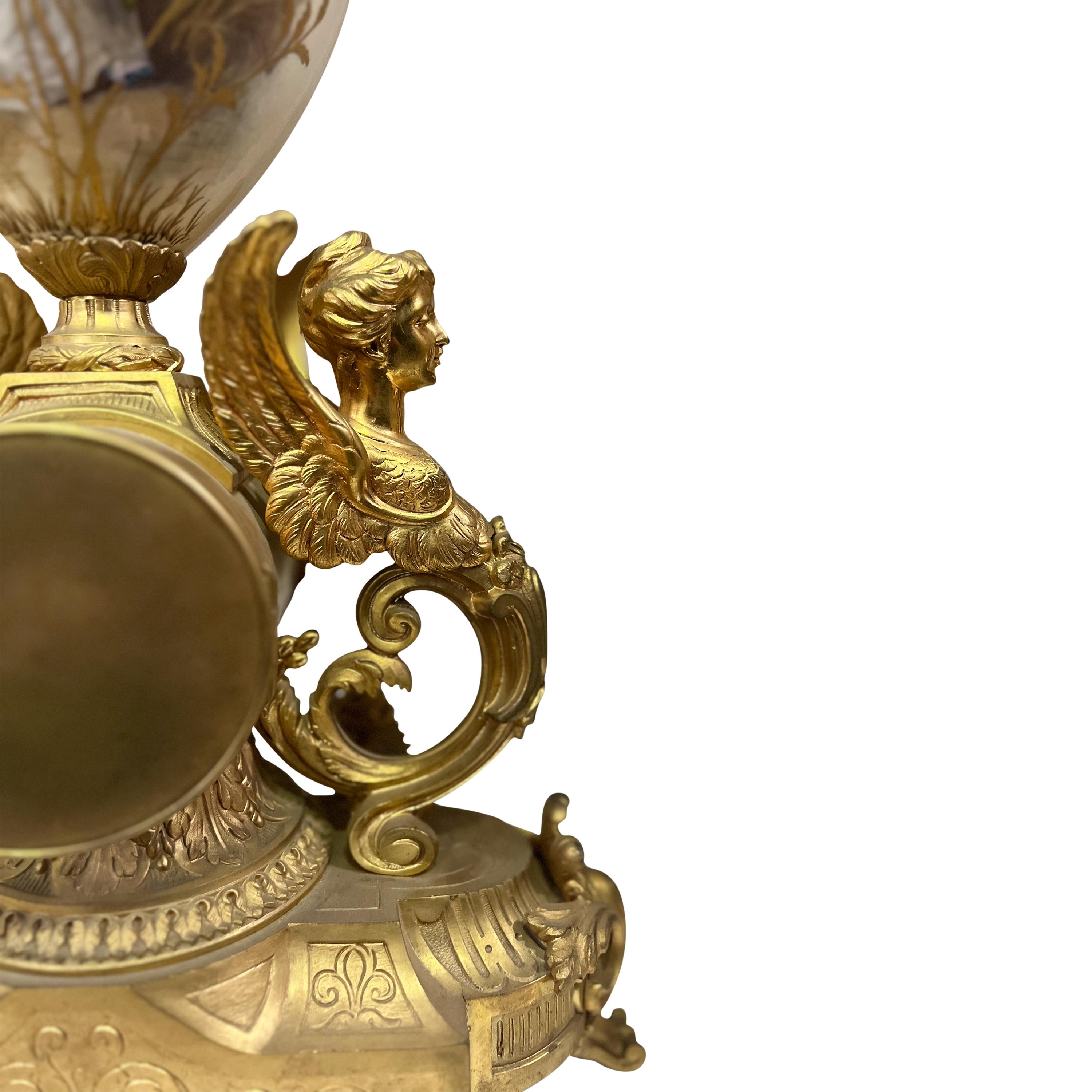 Bronze Pendule de cheminée du 19e siècle en bronze doré et porcelaine vendue par Tiffany & Co. en vente