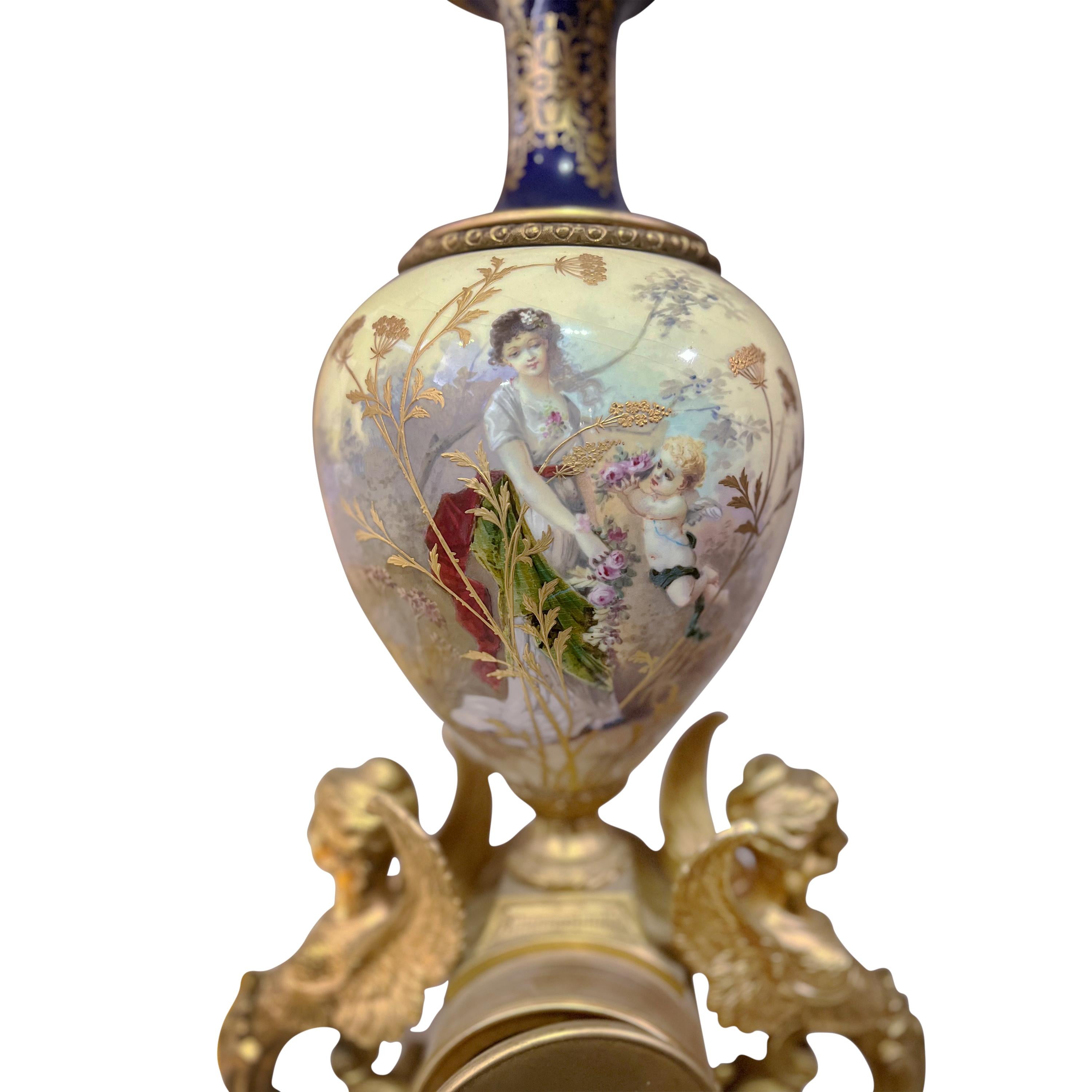 Pendule de cheminée du 19e siècle en bronze doré et porcelaine vendue par Tiffany & Co. en vente 1