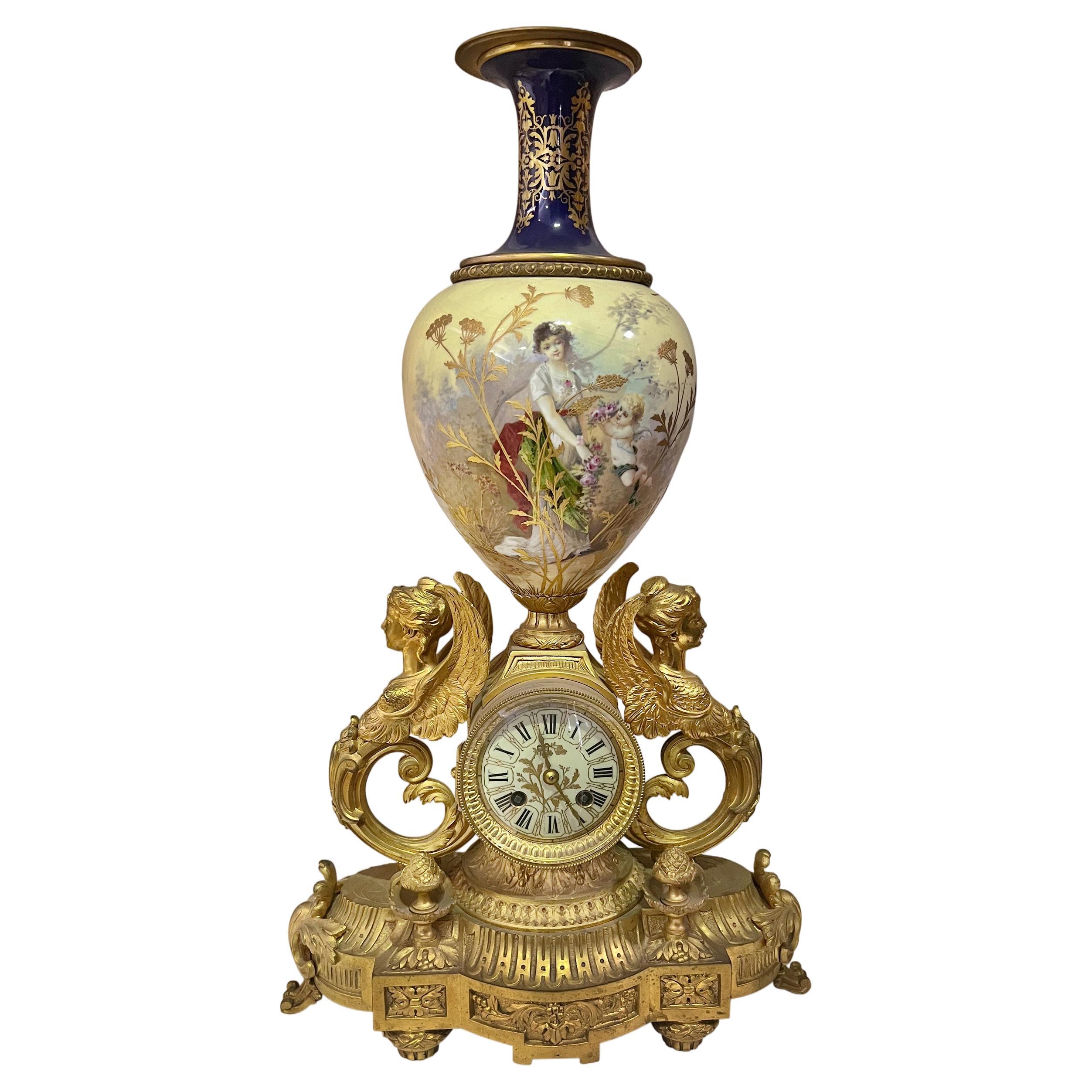 Pendule de cheminée du 19e siècle en bronze doré et porcelaine vendue par Tiffany & Co.