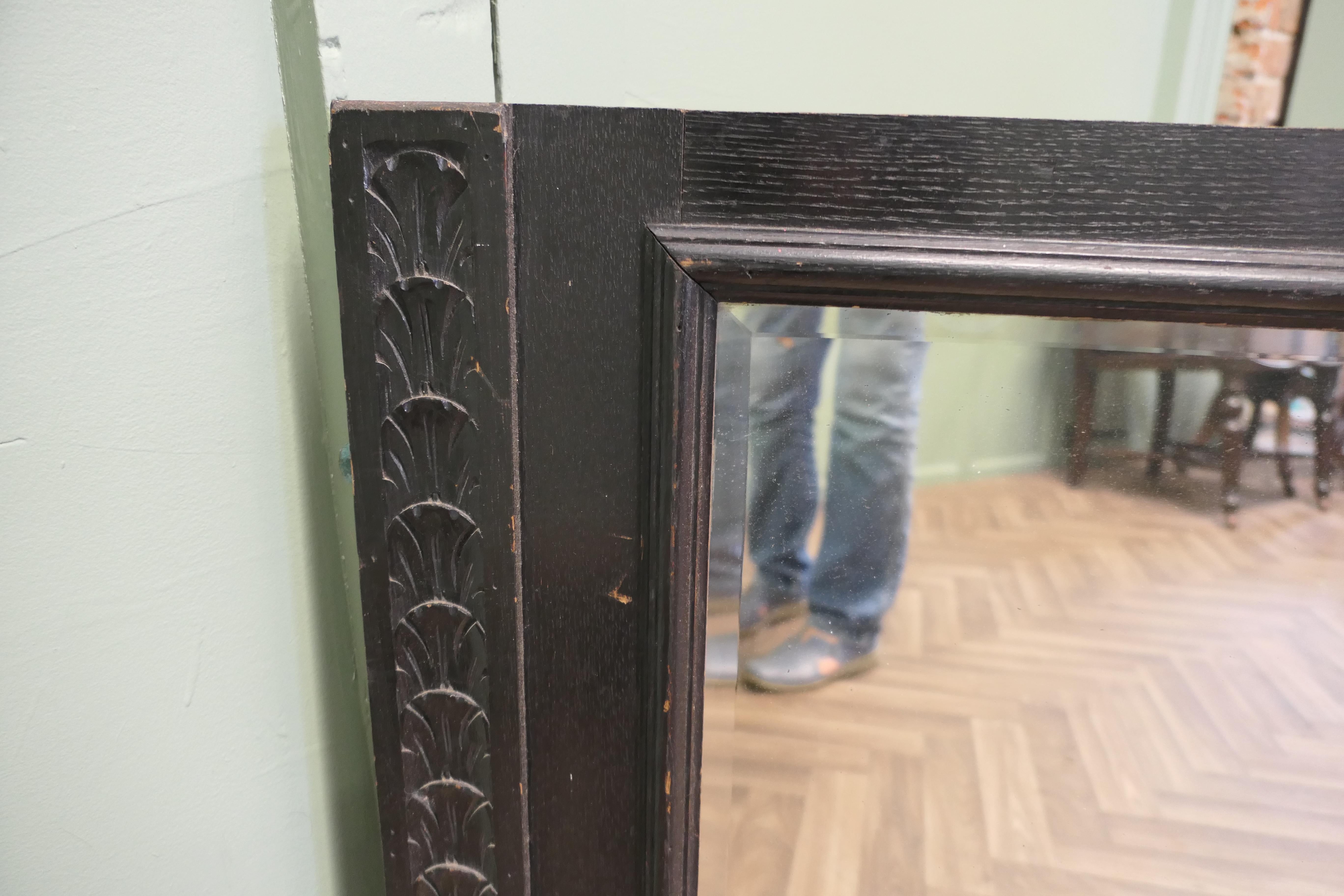 Ein gotischer geschnitzter Eichenholzspiegel aus dem 19.  Der Spiegelrahmen aus Eiche ist 6