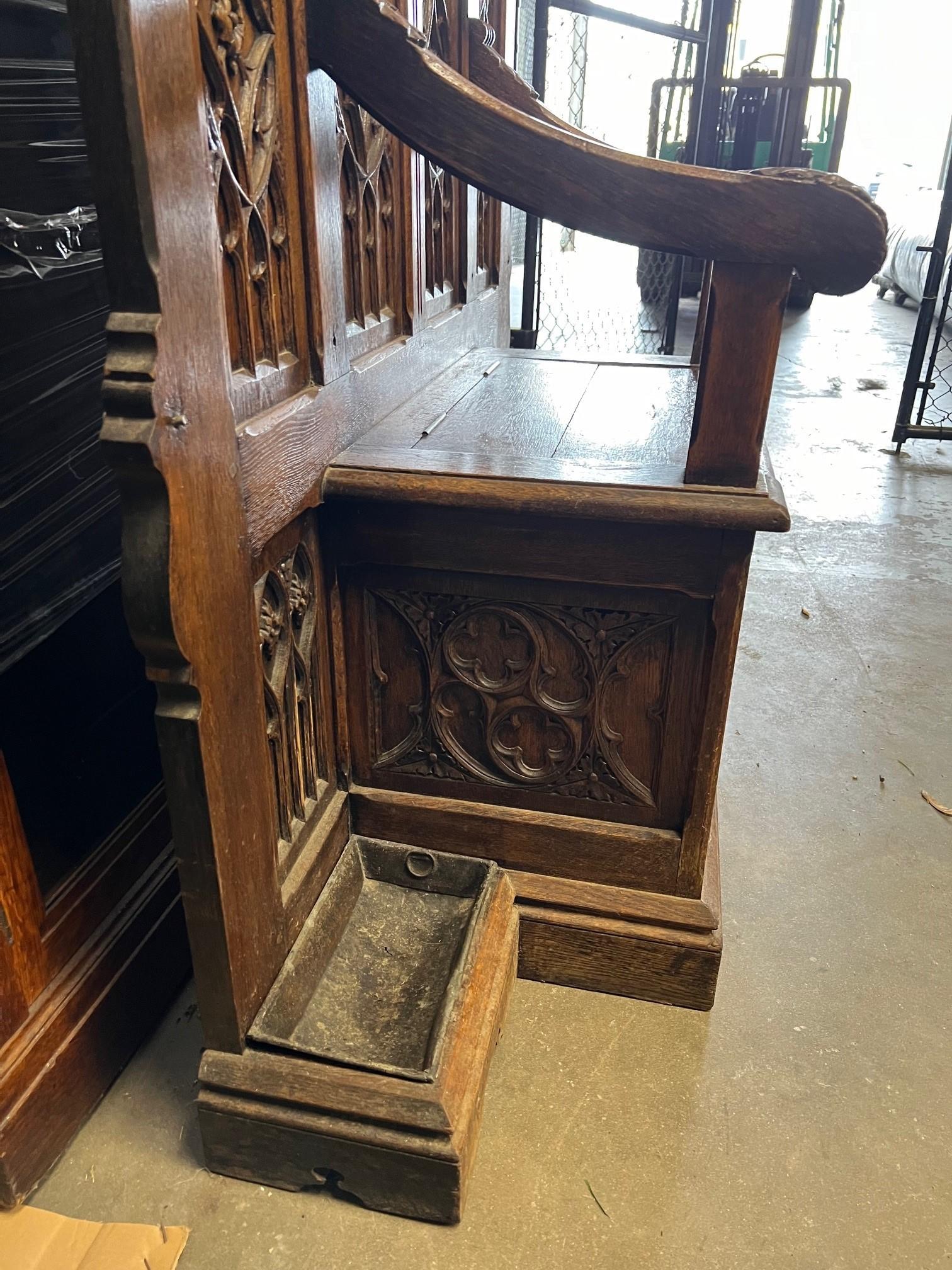 Tree d'entrée gothique du 19ème siècle en bois sculpté avec assise et miroir. en vente 5