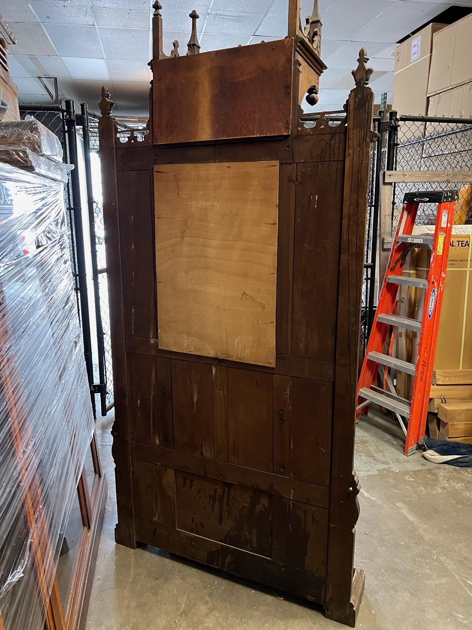 Tree d'entrée gothique du 19ème siècle en bois sculpté avec assise et miroir. en vente 9