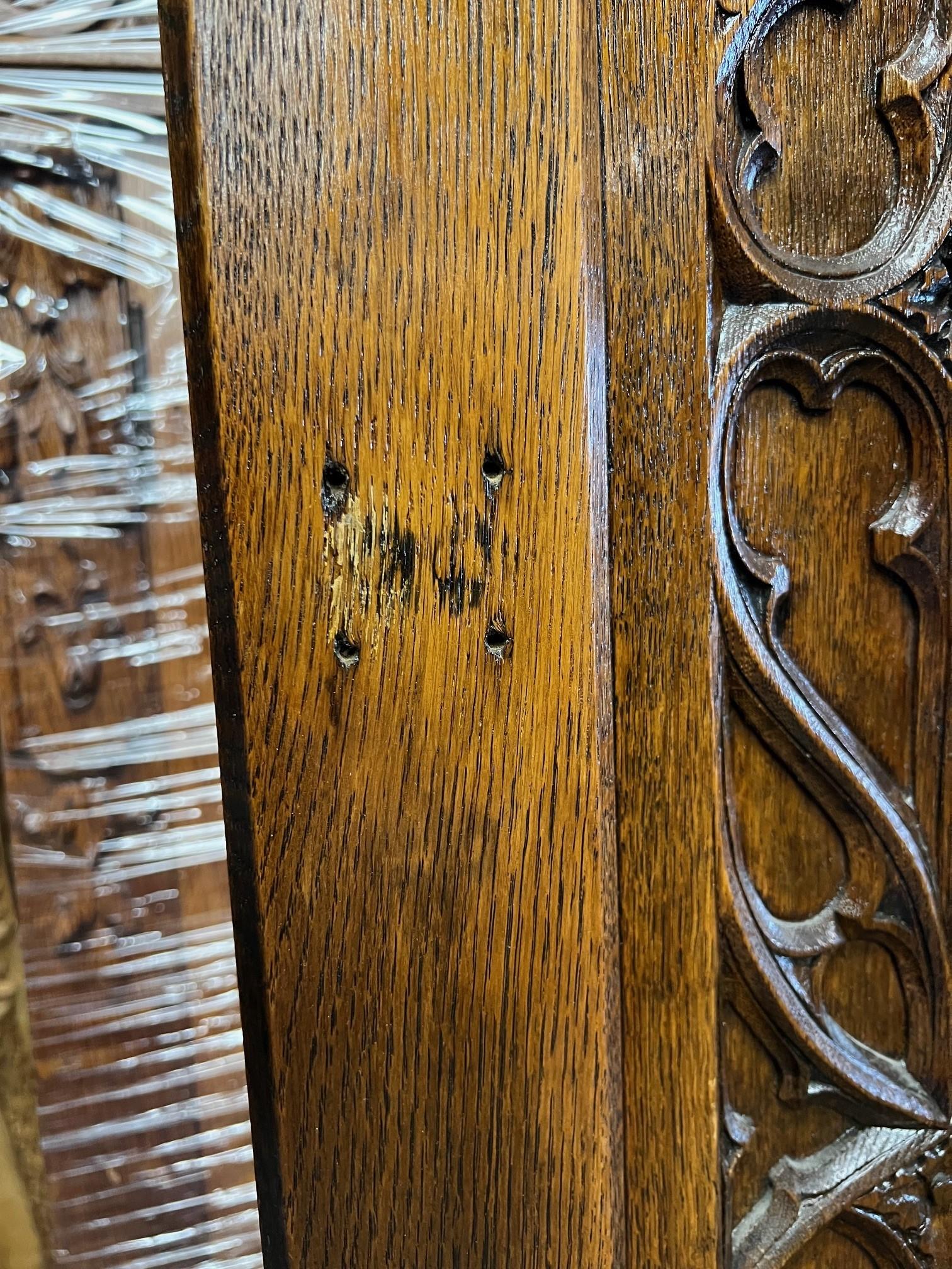 Tree d'entrée gothique du 19ème siècle en bois sculpté avec assise et miroir. en vente 10