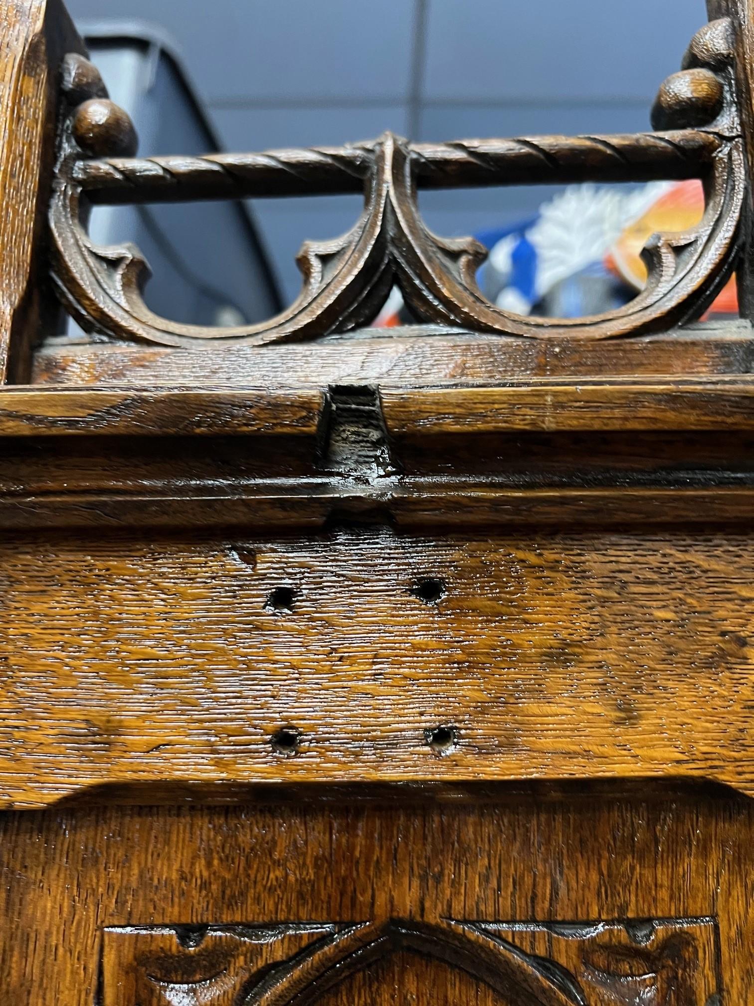 Tree d'entrée gothique du 19ème siècle en bois sculpté avec assise et miroir. en vente 12