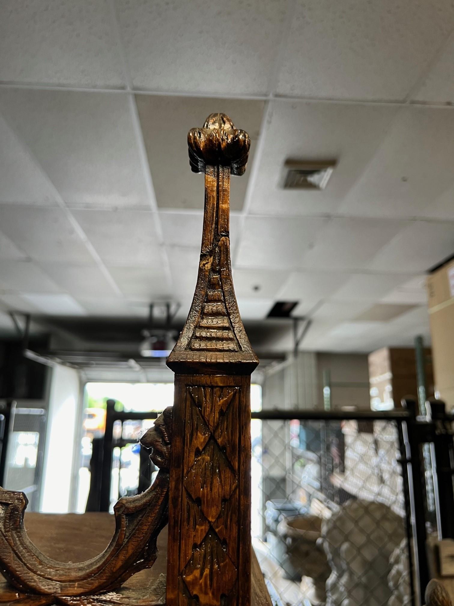 Tree d'entrée gothique du 19ème siècle en bois sculpté avec assise et miroir. en vente 14