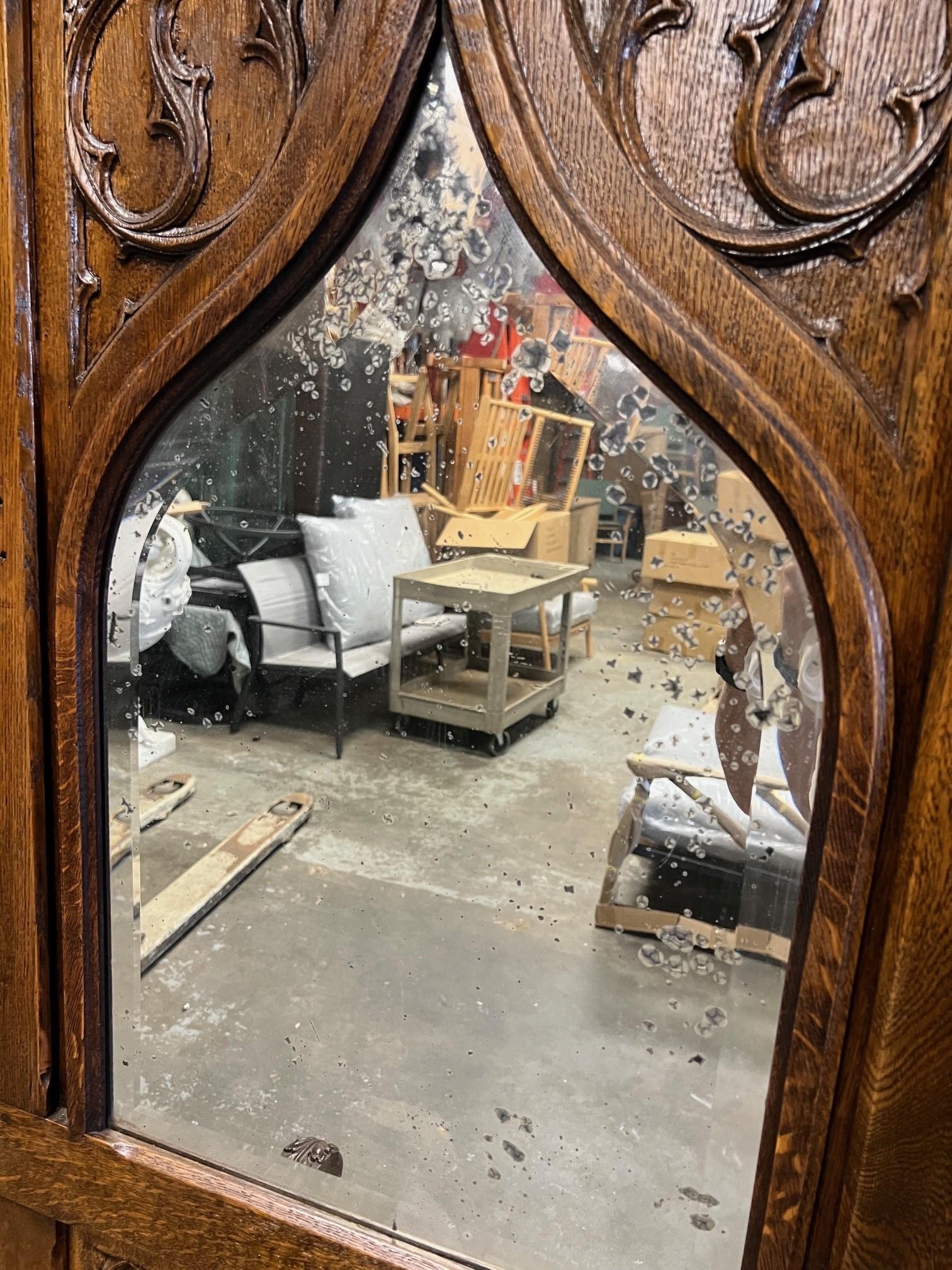 Tree d'entrée gothique du 19ème siècle en bois sculpté avec assise et miroir. en vente 15