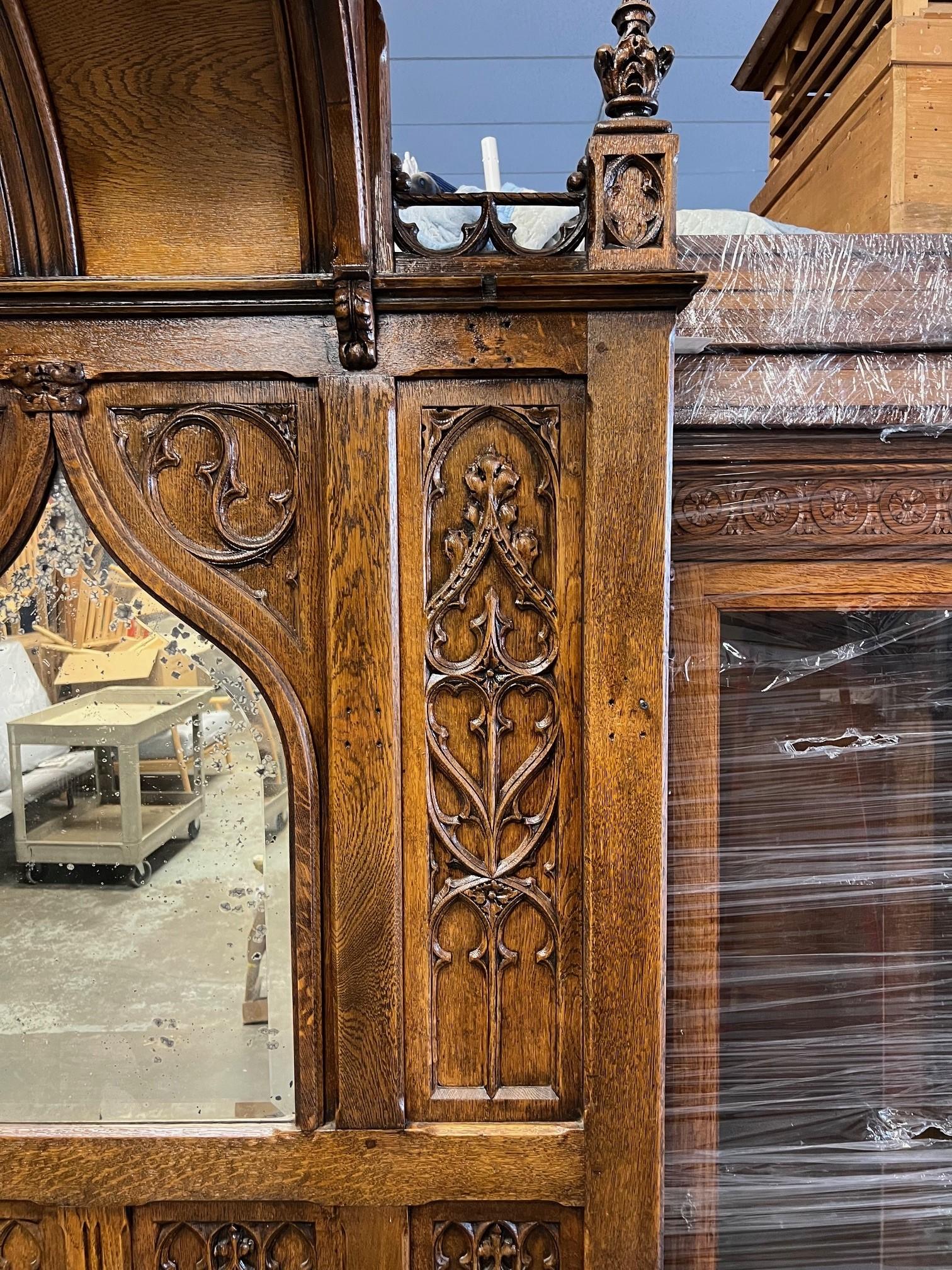 XIXe siècle Tree d'entrée gothique du 19ème siècle en bois sculpté avec assise et miroir. en vente