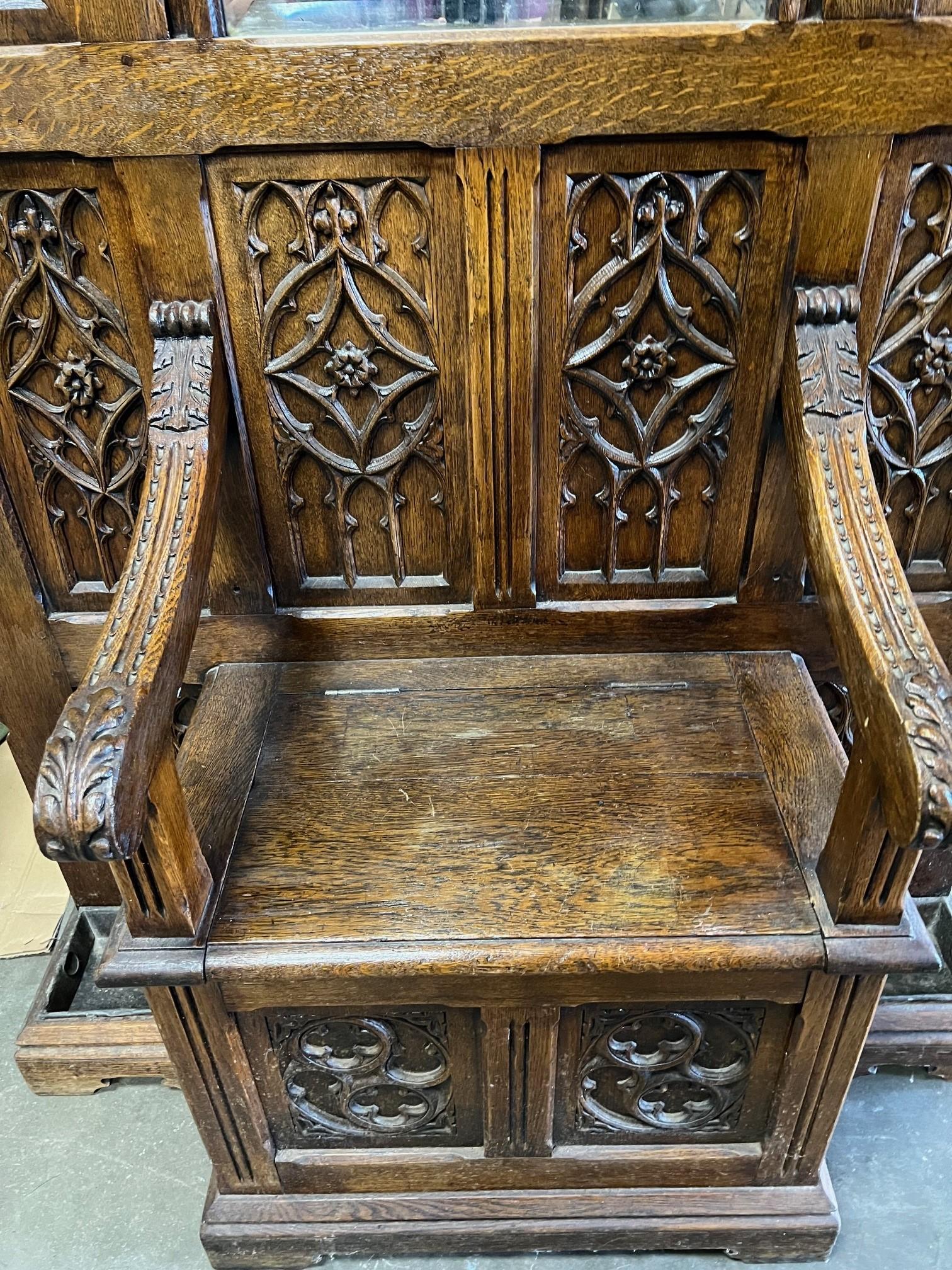 Tree d'entrée gothique du 19ème siècle en bois sculpté avec assise et miroir. en vente 1