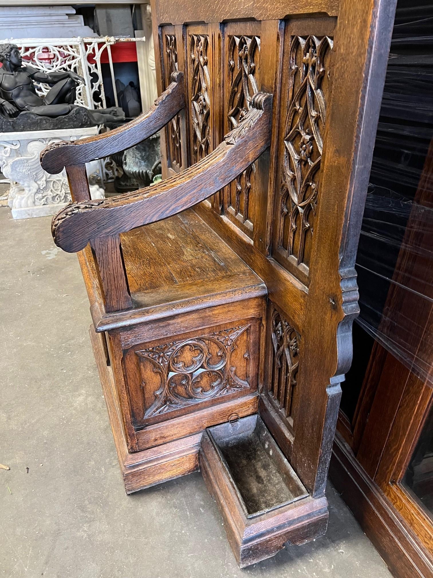 Tree d'entrée gothique du 19ème siècle en bois sculpté avec assise et miroir. en vente 3