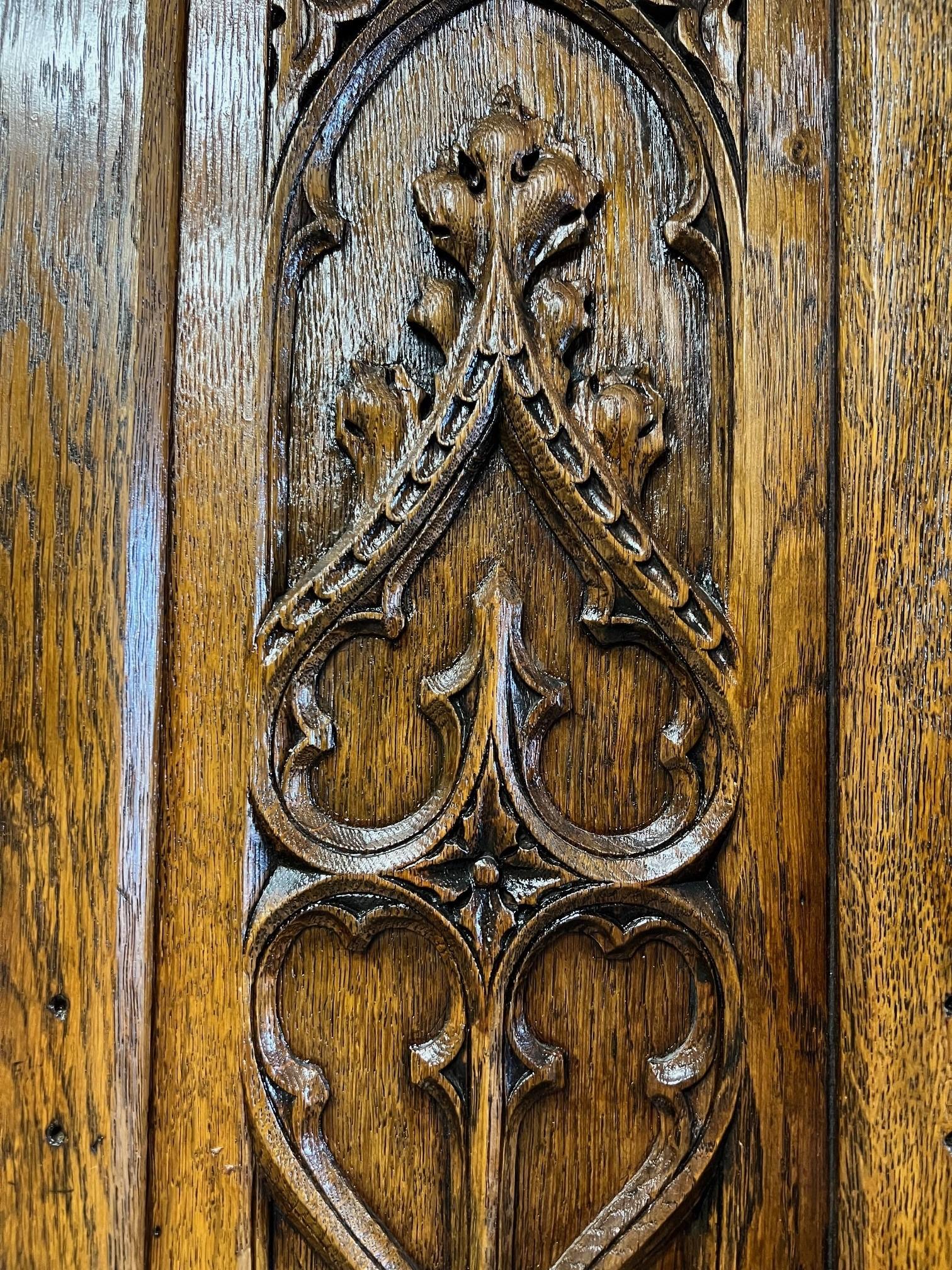 Tree d'entrée gothique du 19ème siècle en bois sculpté avec assise et miroir. en vente 4