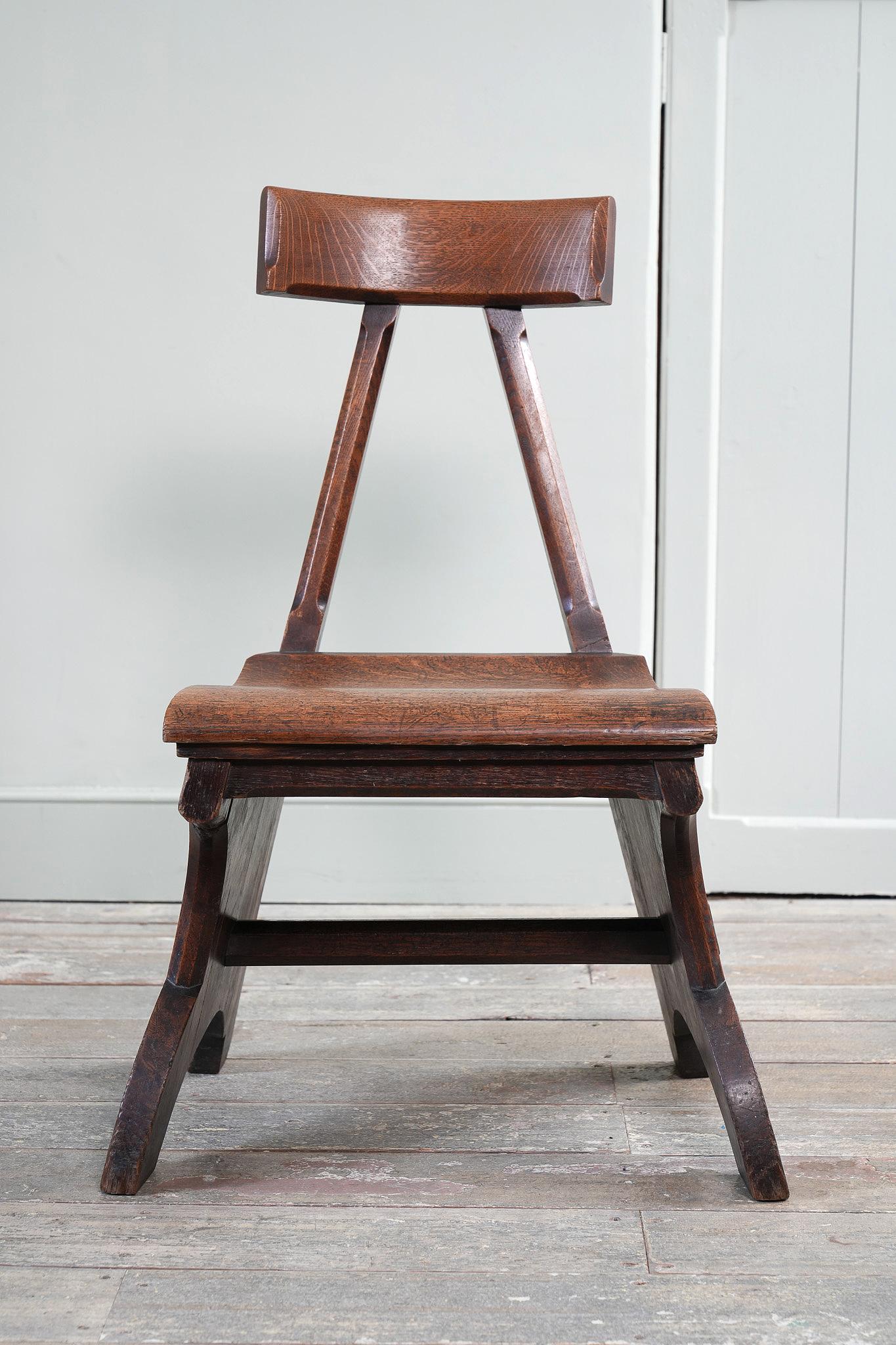 Una sedia in Oak su disegno di E.W Pugin.

Questa non è una sedia 