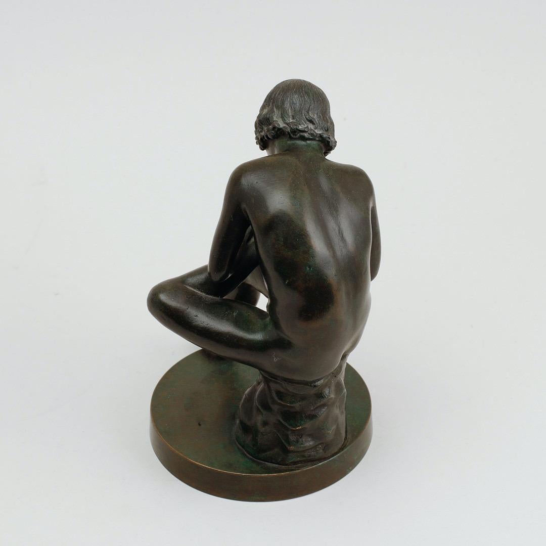 Patiné sculpture en bronze du Grand Tour du 19ème siècle représentant un Spinario ou un garçon avec une épine
