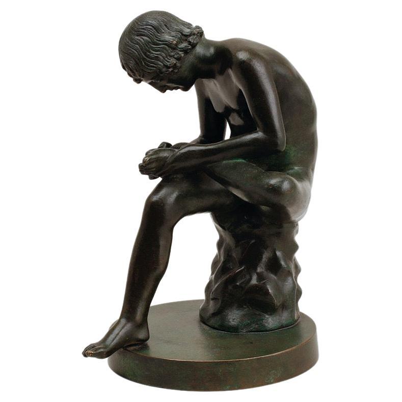 sculpture en bronze du Grand Tour du 19ème siècle représentant un Spinario ou un garçon avec une épine