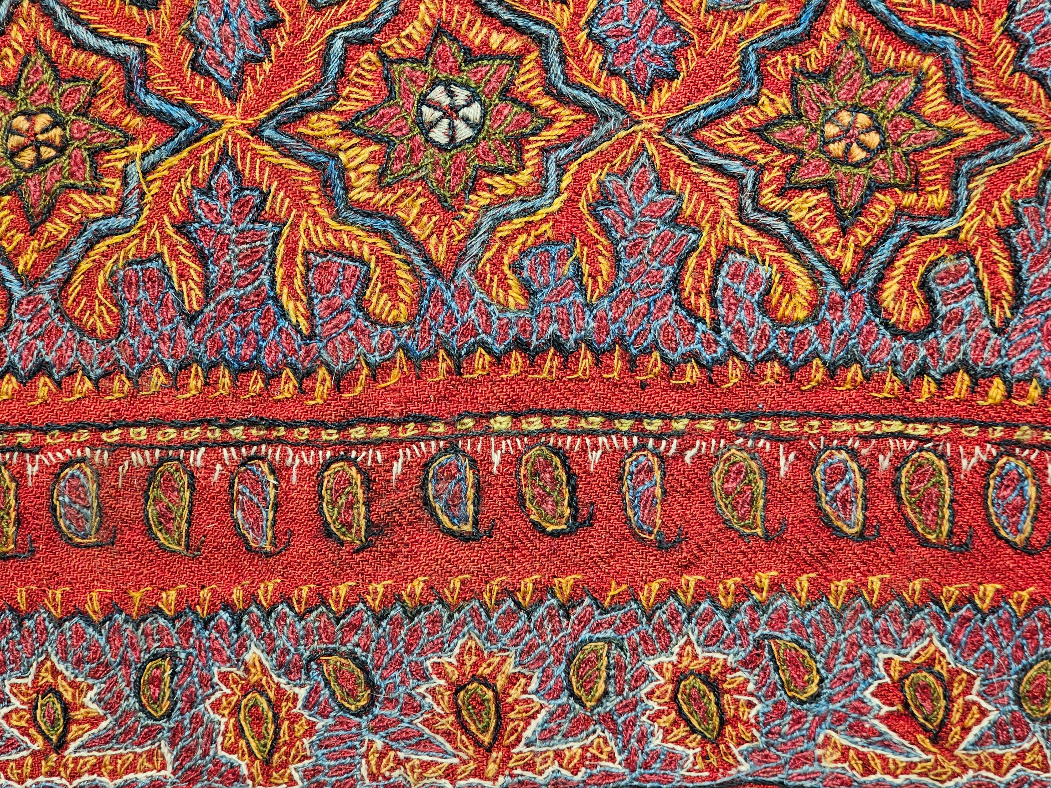brodée en soie persane Kerman Termeh du 19ème siècle Suzani en rouge, bleu, ivoire en vente 3