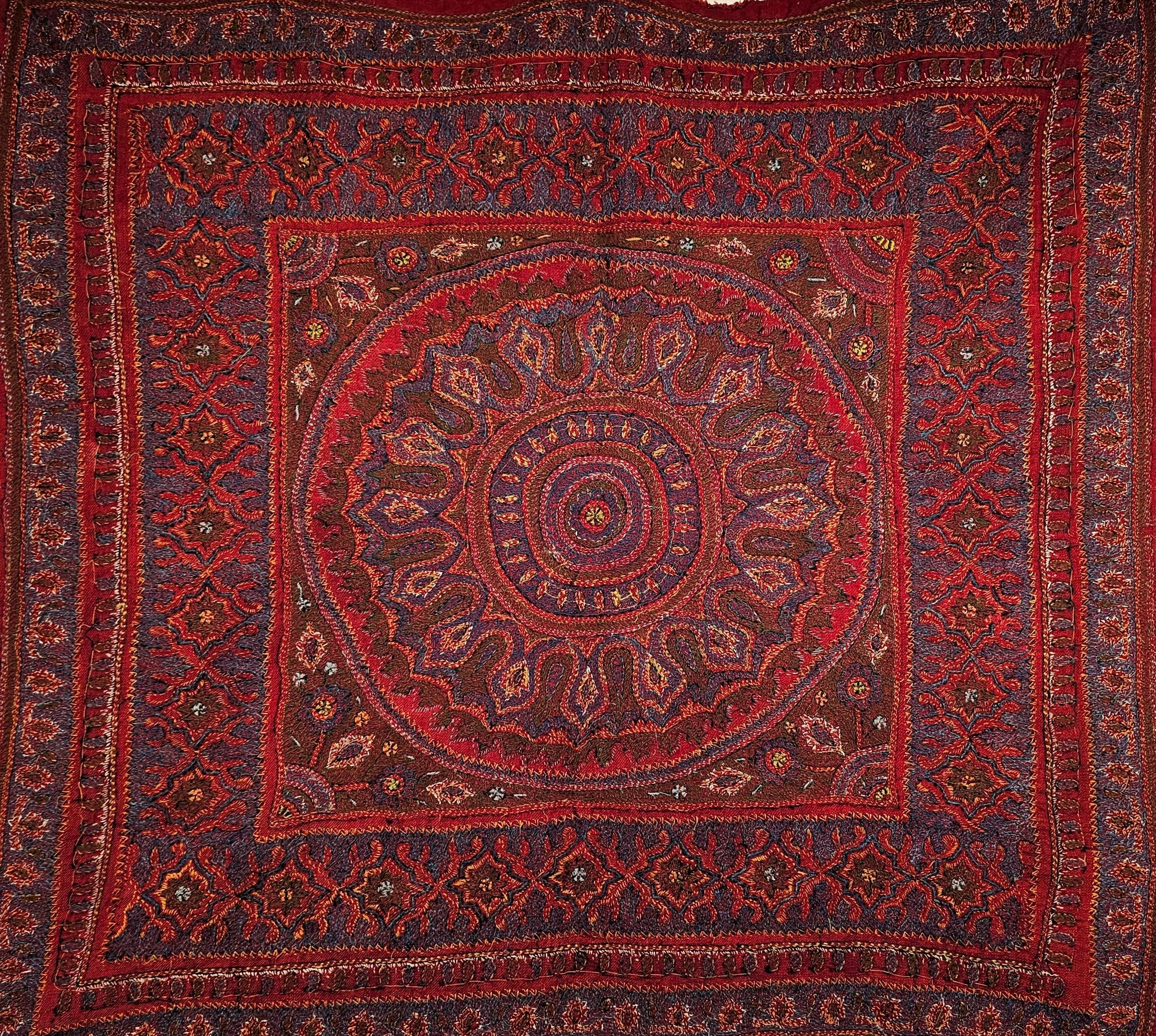 brodée en soie persane Kerman Termeh du 19ème siècle Suzani en rouge, bleu, ivoire en vente 4