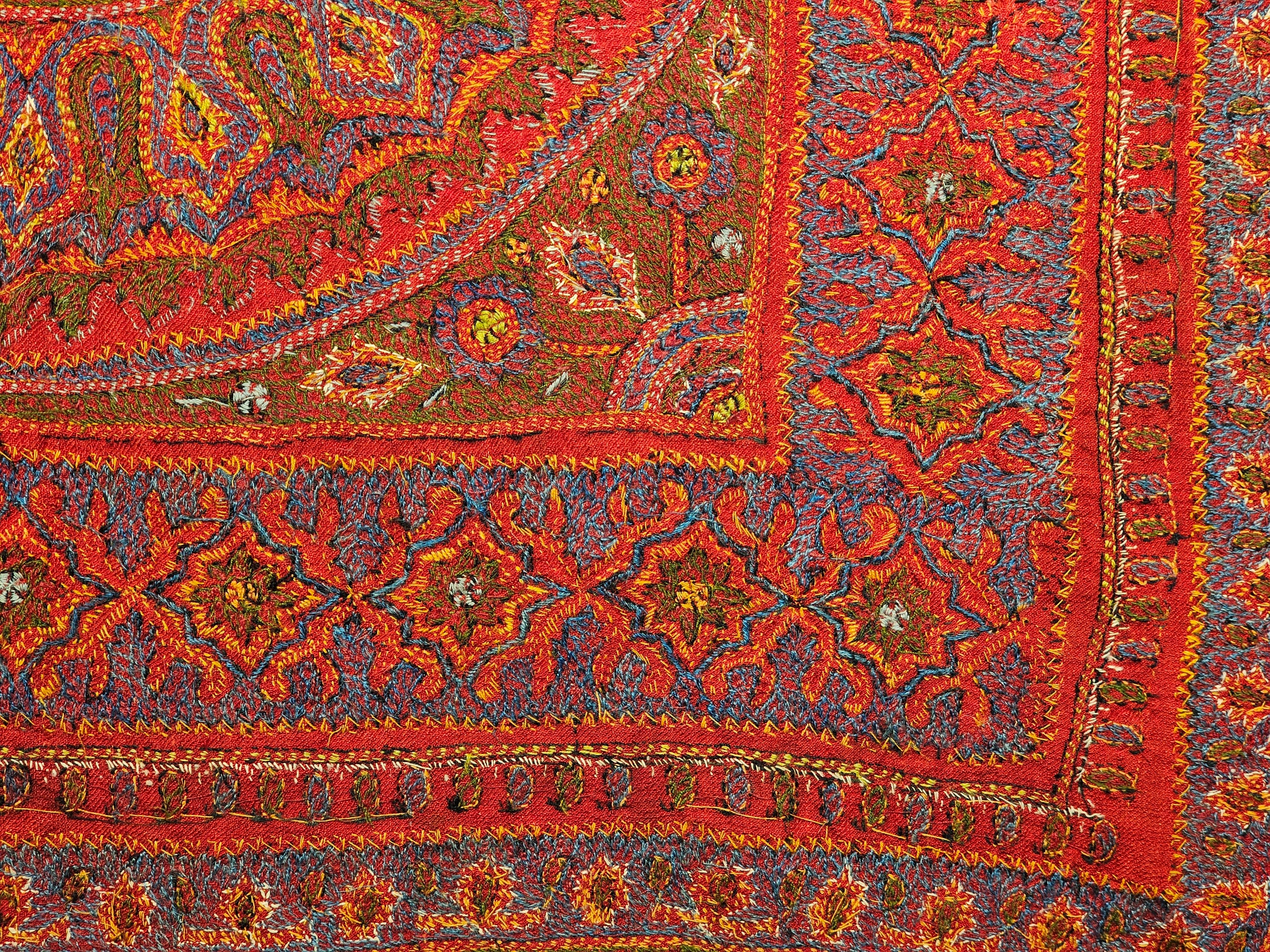 brodée en soie persane Kerman Termeh du 19ème siècle Suzani en rouge, bleu, ivoire en vente 9