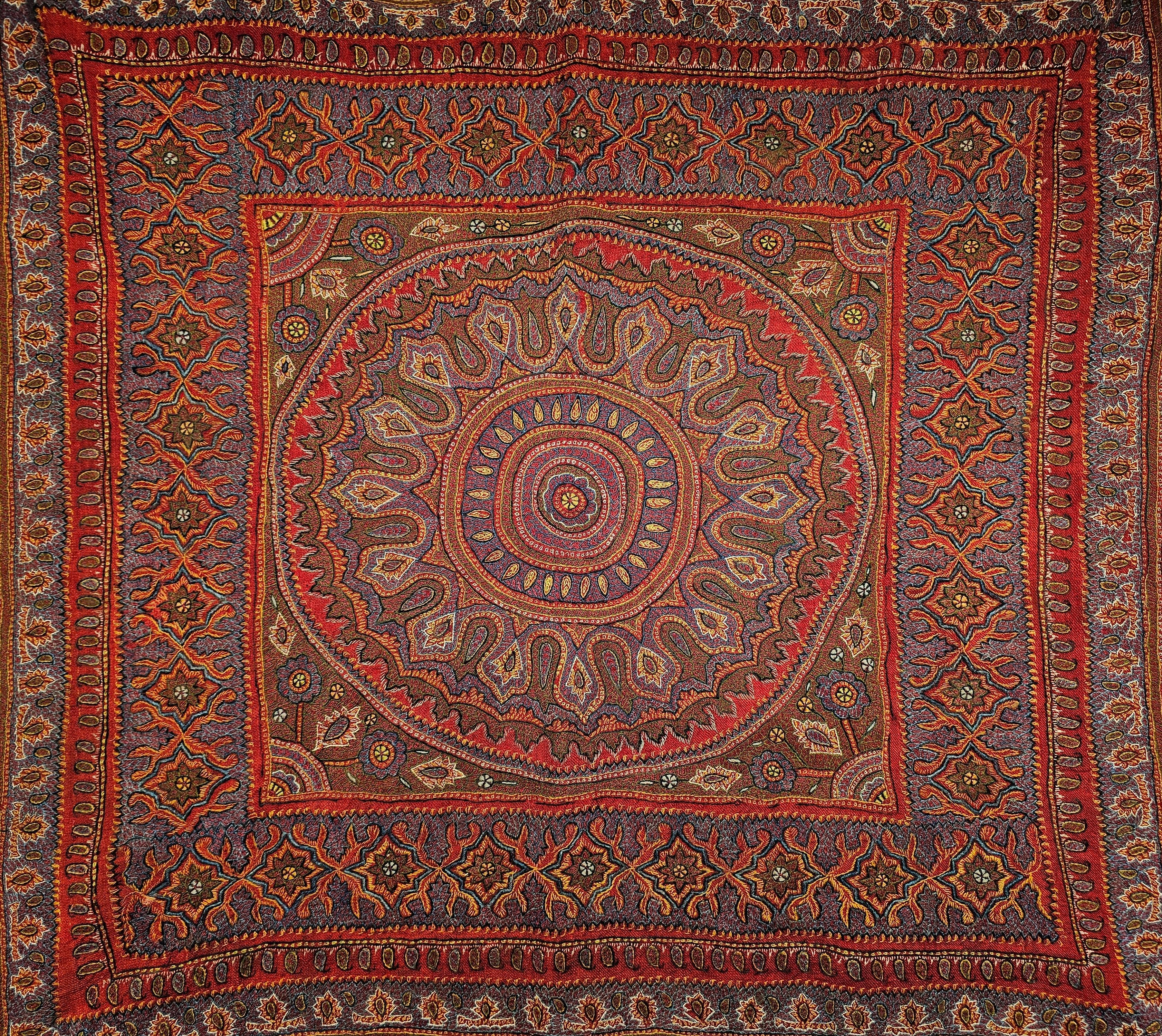 Persische Kerman Termeh-Seidenstickerei Suzani aus dem 19. Jahrhundert in Rot, Blau, Elfenbein (Bestickt) im Angebot
