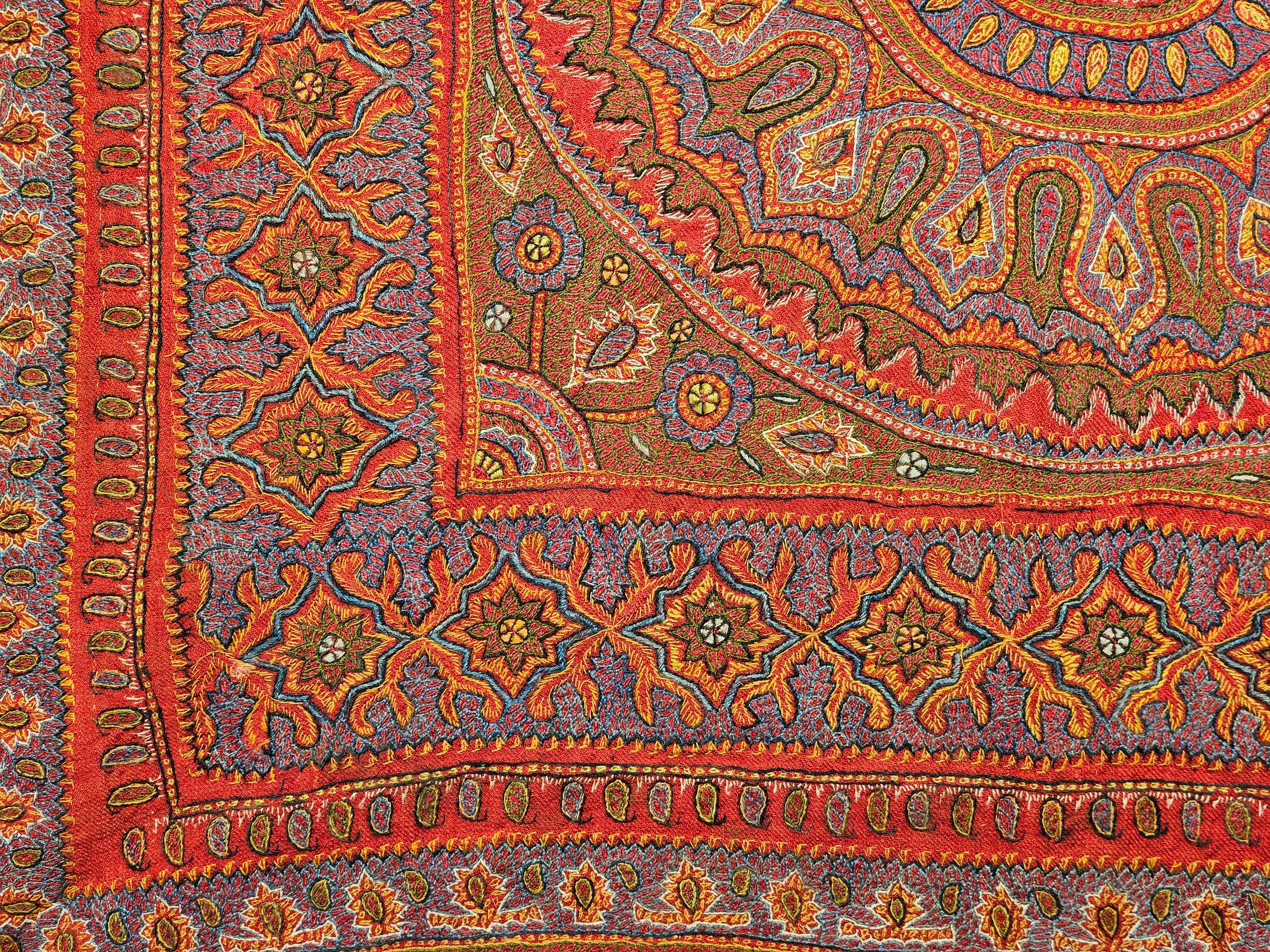 Laine brodée en soie persane Kerman Termeh du 19ème siècle Suzani en rouge, bleu, ivoire en vente