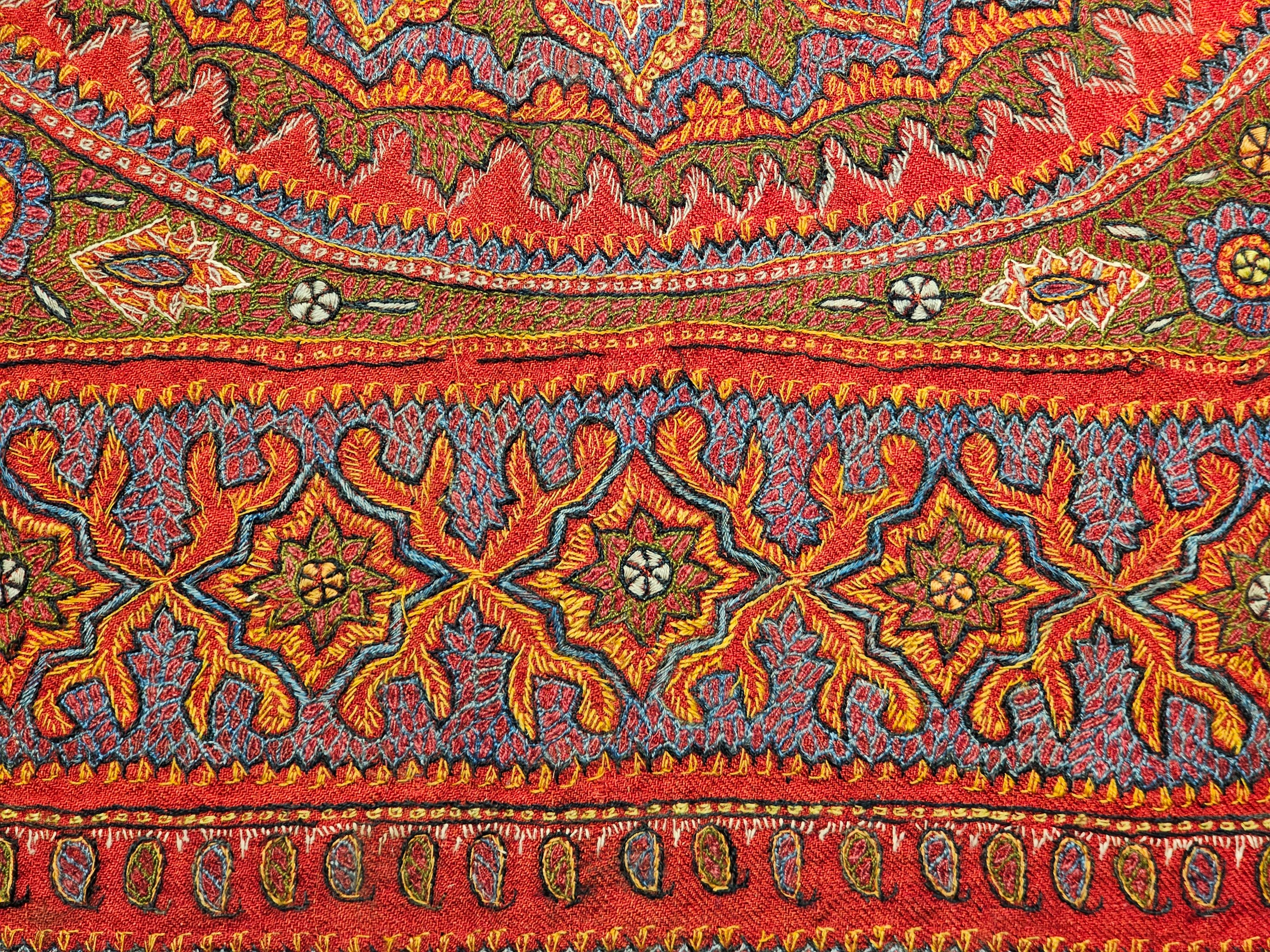 brodée en soie persane Kerman Termeh du 19ème siècle Suzani en rouge, bleu, ivoire en vente 1