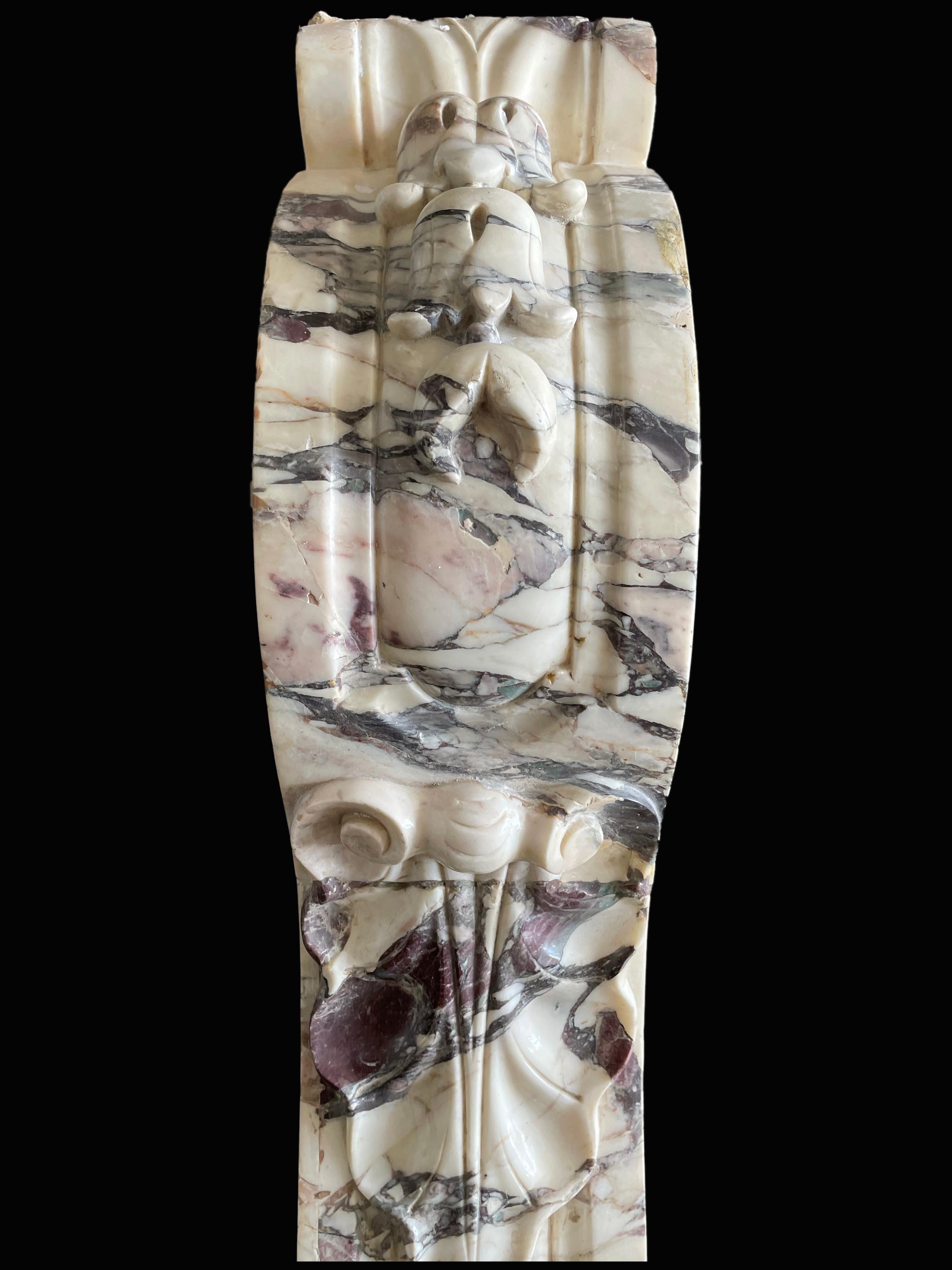 Encadrement de cheminée monumental italien du 19ème siècle en marbre sculpté Carrera Viola 4