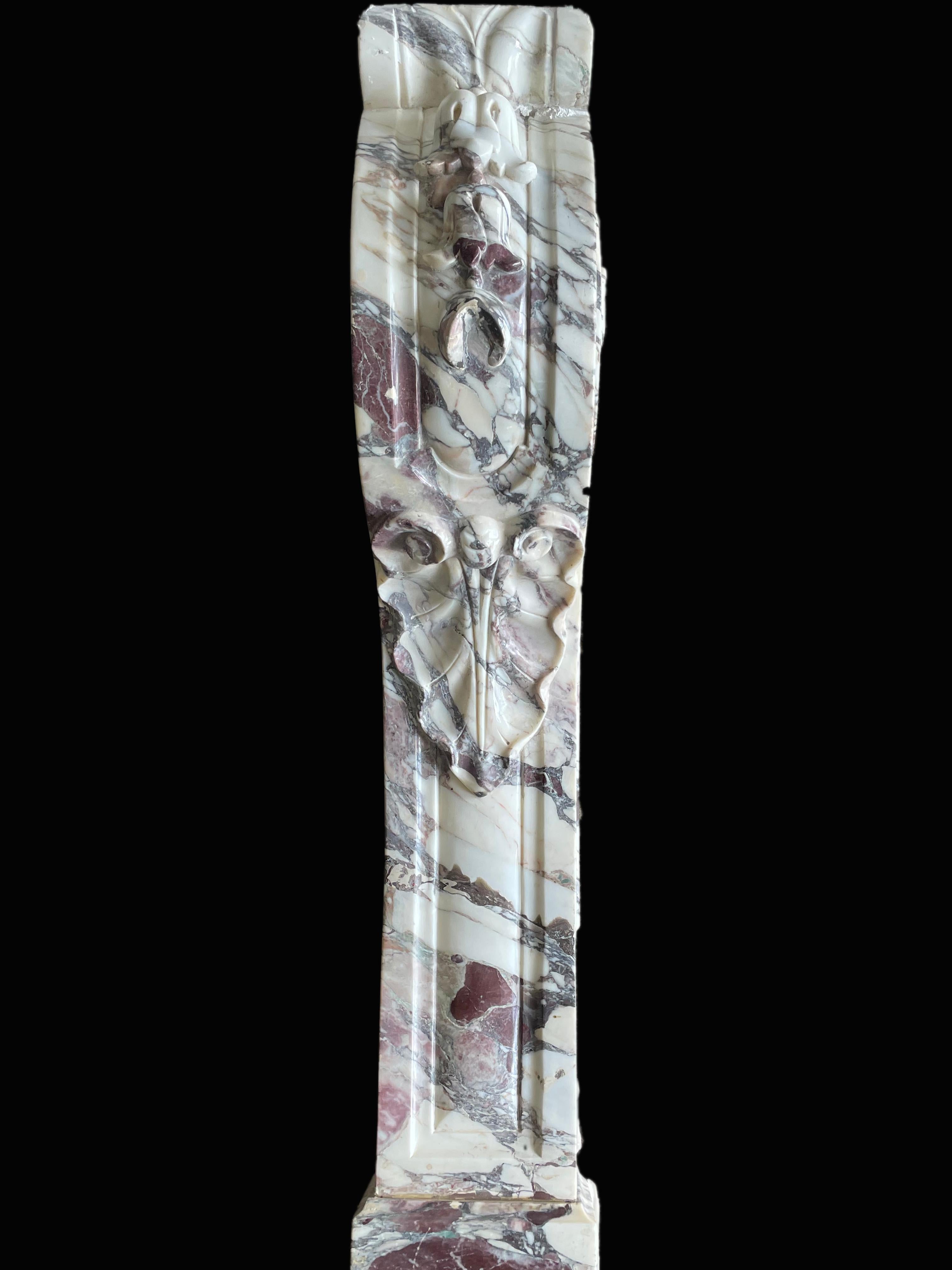 Marbre Encadrement de cheminée monumental italien du 19ème siècle en marbre sculpté Carrera Viola