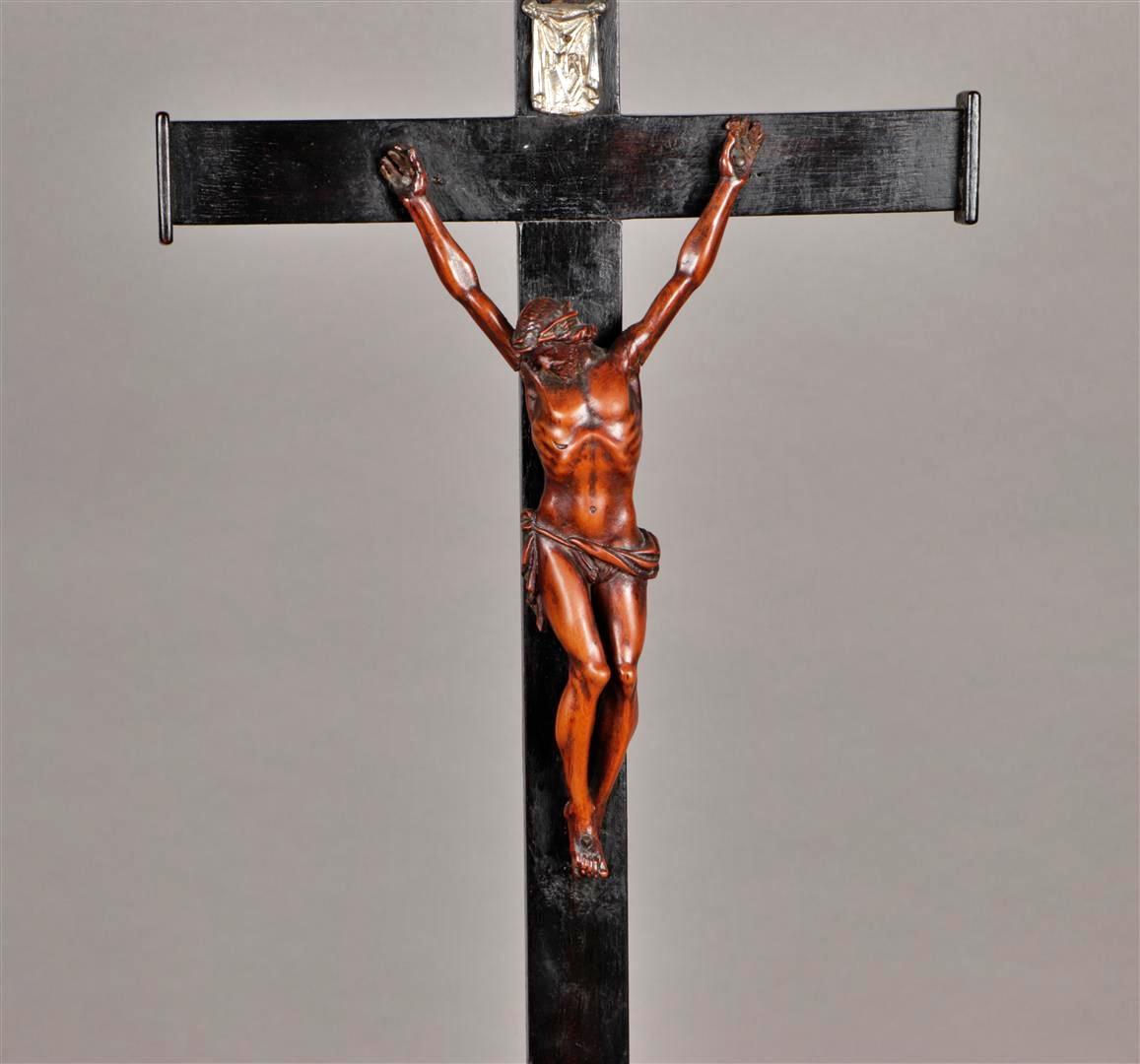 A 19th century Italian Crucifix
on tortoiseshell base and hood
H.: 45 cm.
Very good condition.