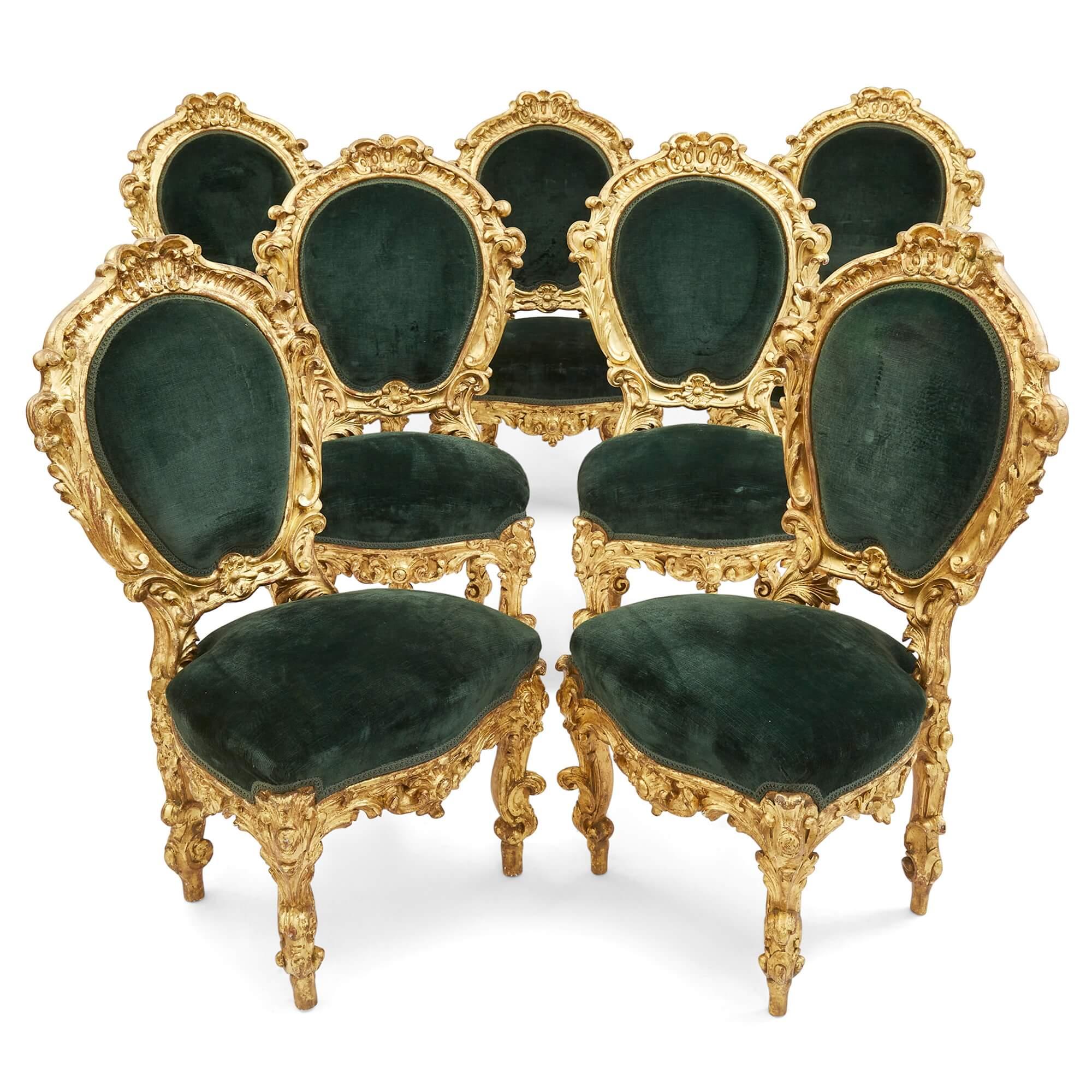 Composée de trois fauteuils et de sept chaises latérales, cette superbe suite en bois doré a été fabriquée en Italie au XIXe siècle. Avec de légères variations dans les dimensions, les dix chaises sont somptueusement décorées de bois doré élaboré