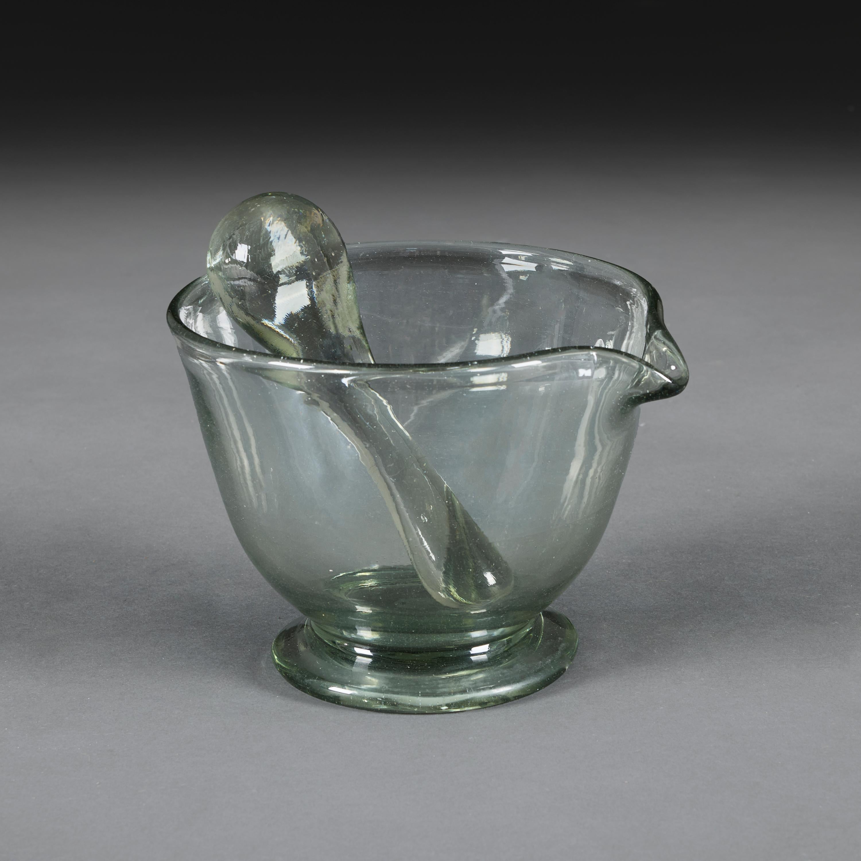 Italien, um 1850

Ein großer mundgeblasener Glasstößel und -mörser aus dem neunzehnten Jahrhundert, die Schale mit gekniffenem Ausguss und runder Basis.

Höhe 20.00cm

Durchmesser 26.00cm