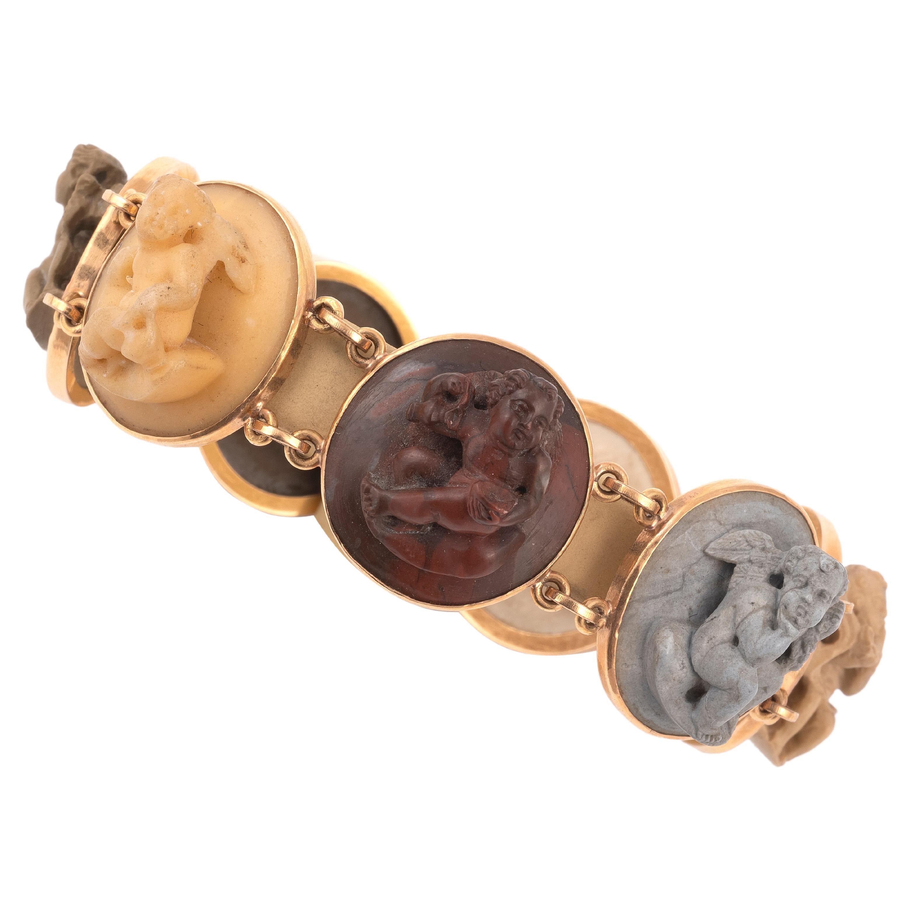 A 19th Century Italian Lava Cameo Bracelet In Excellent Condition For Sale In Firenze, IT