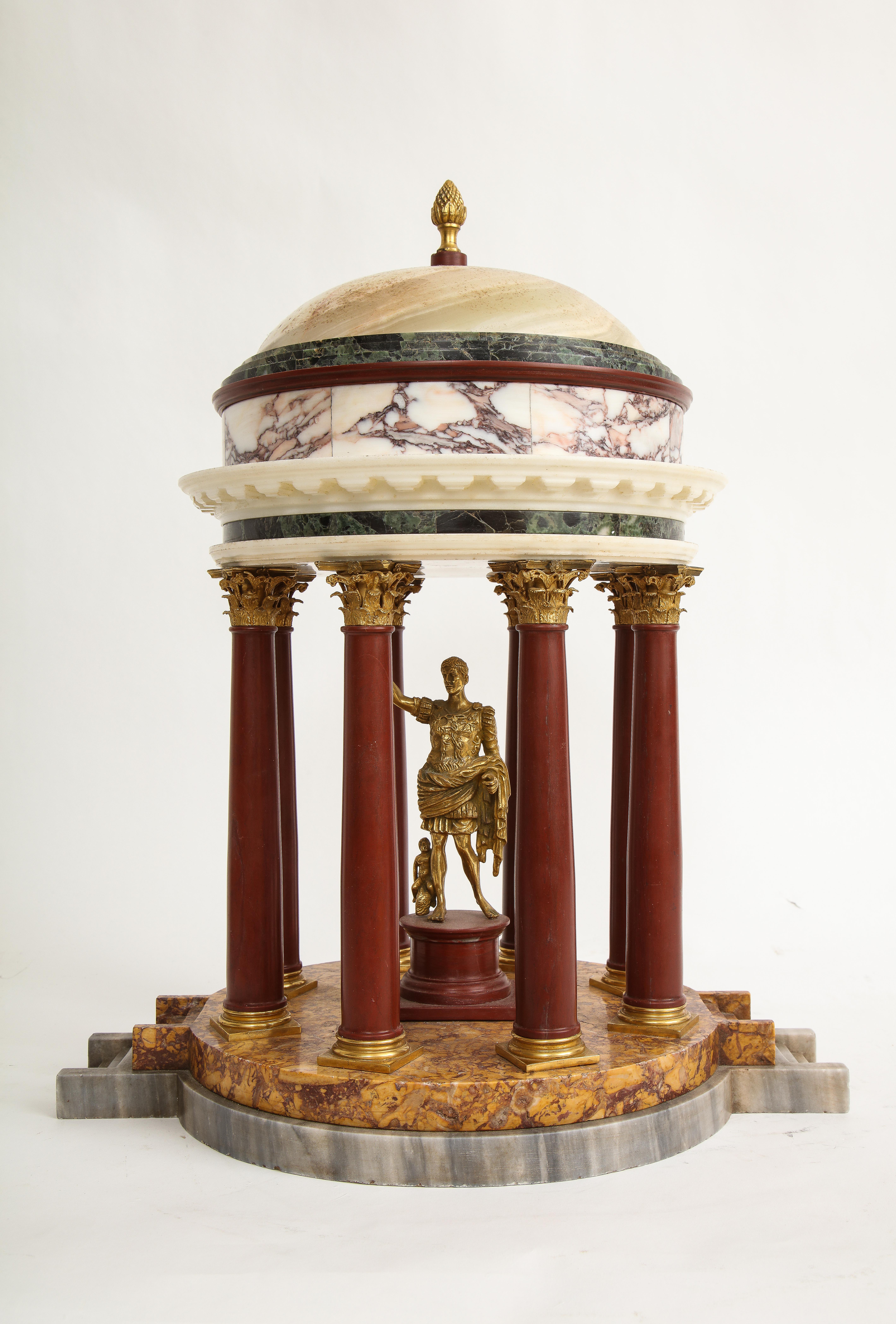 Italienisches Julius-Cäsar-Kolosseum-Modell aus Ormolu aus dem 19. Dies ist eine schöne Wiedergabe eines römischen Kolosseums mit einem in Bronze gefassten Julius Cäsar, der in der Mitte des marmornen Meisterwerks steht. Die gewölbte Platte besteht