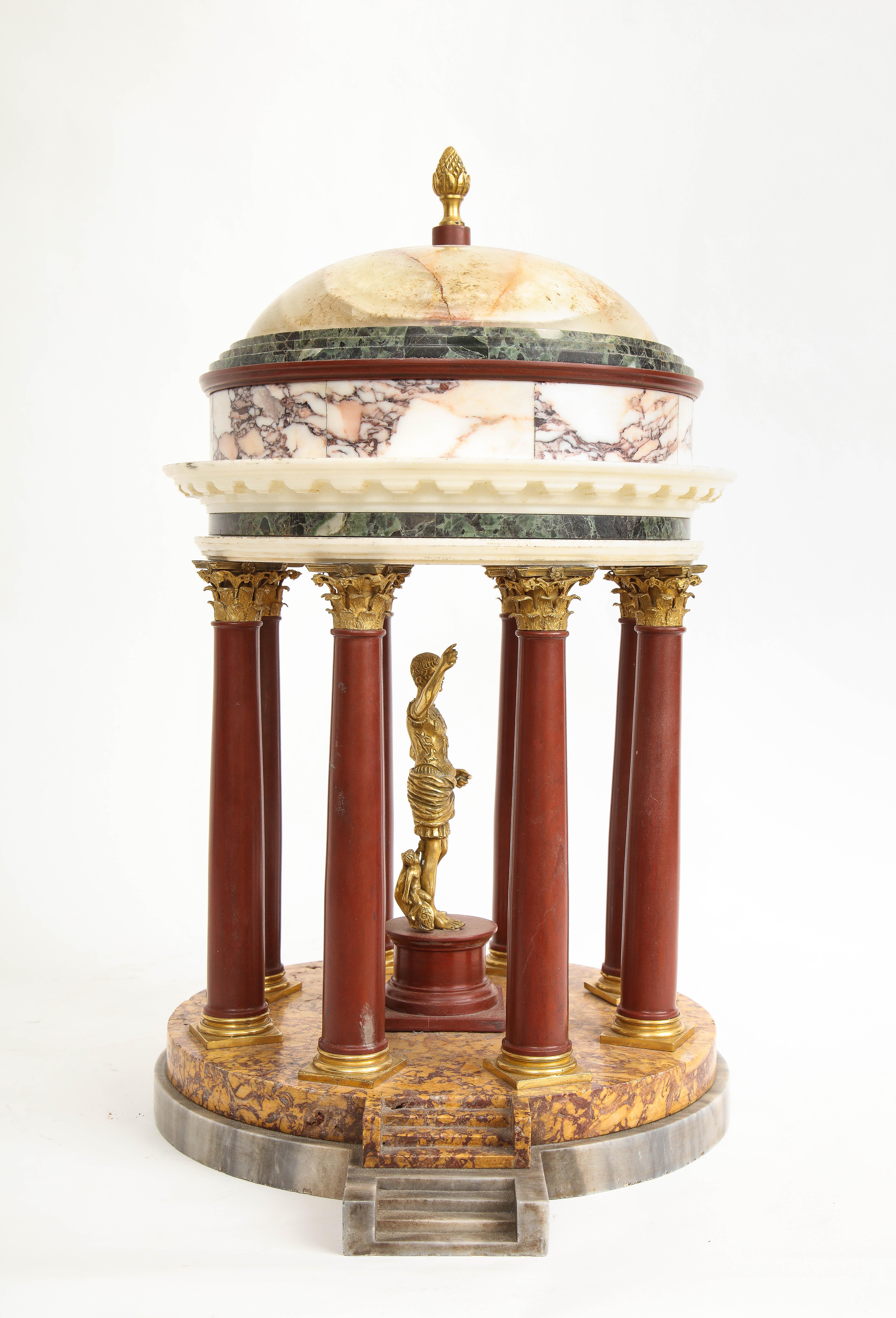 Italienisches Goldbronze-Montiertes Multi-Marmor-Modell von Julius Caesar aus dem 19. Jahrhundert (Klassisch-römisch) im Angebot