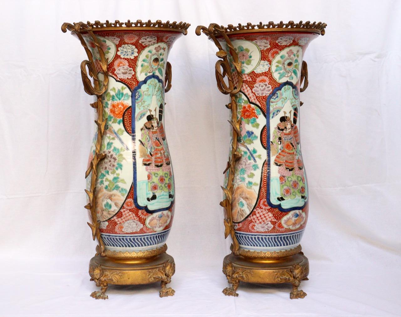 An impressive 19th century Japanese porcelain and ormolu-mounted pair of vases
Polychromed hand painted design of Samouraïs, birds and flowers on a red background,
circa 1880
With original zinc container.

 