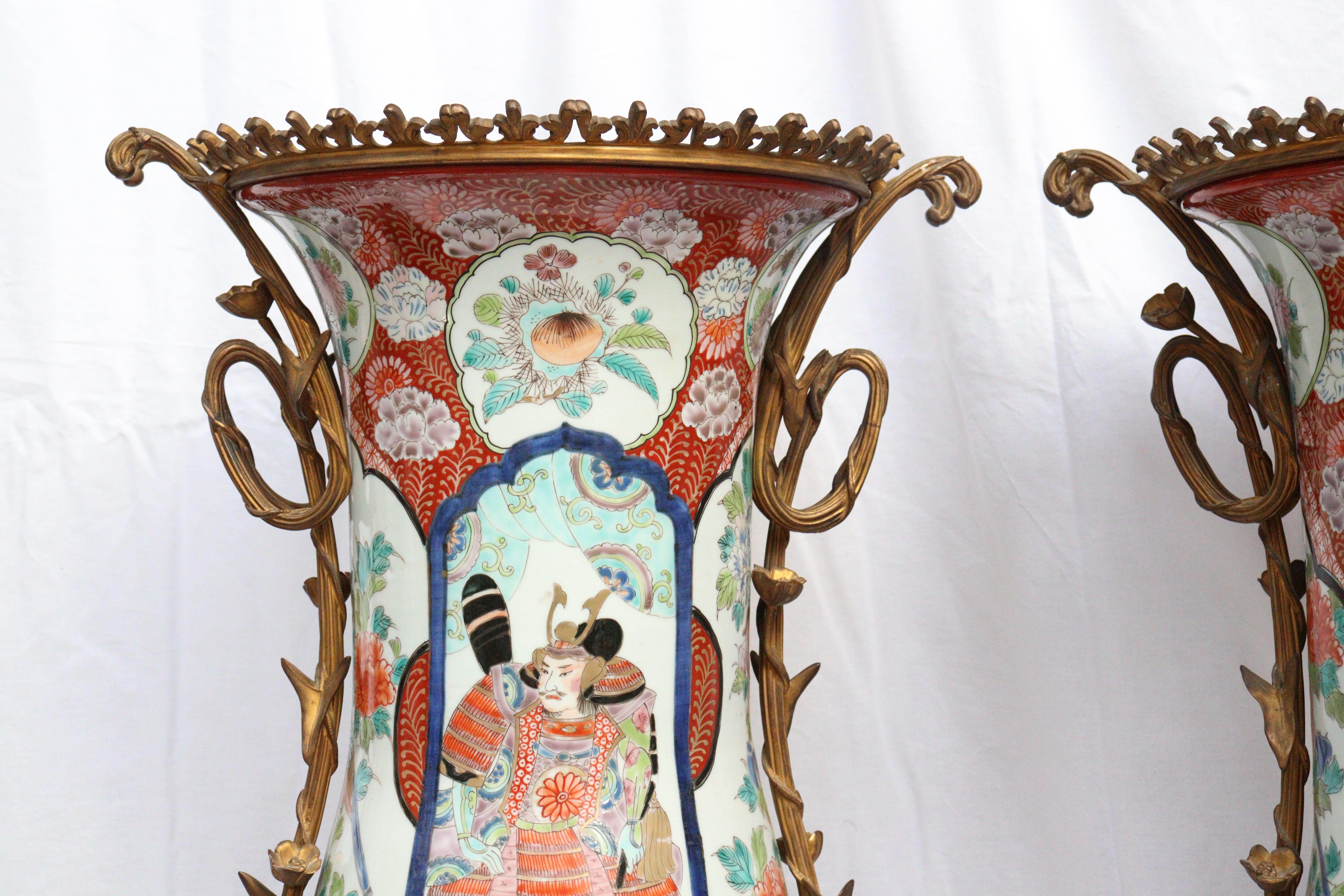 19th Century Japanese Porcelain and Ormolu-Mounted Pair of Vases In Good Condition In Saint-Ouen, FR