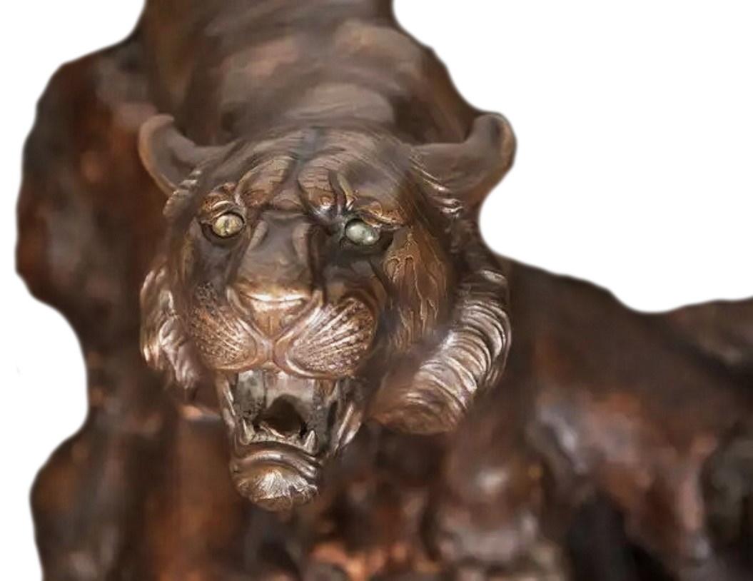 Giapponese Scultura di tigre in bronzo firmata giapponese del XIX secolo, CIRCA 1860 in vendita