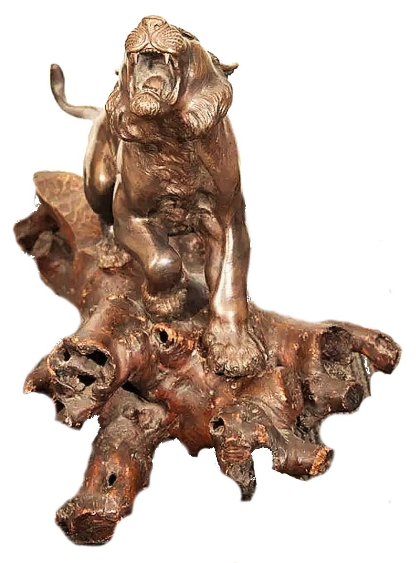 Intagliato Scultura di tigre in bronzo firmata giapponese del XIX secolo, CIRCA 1860 in vendita