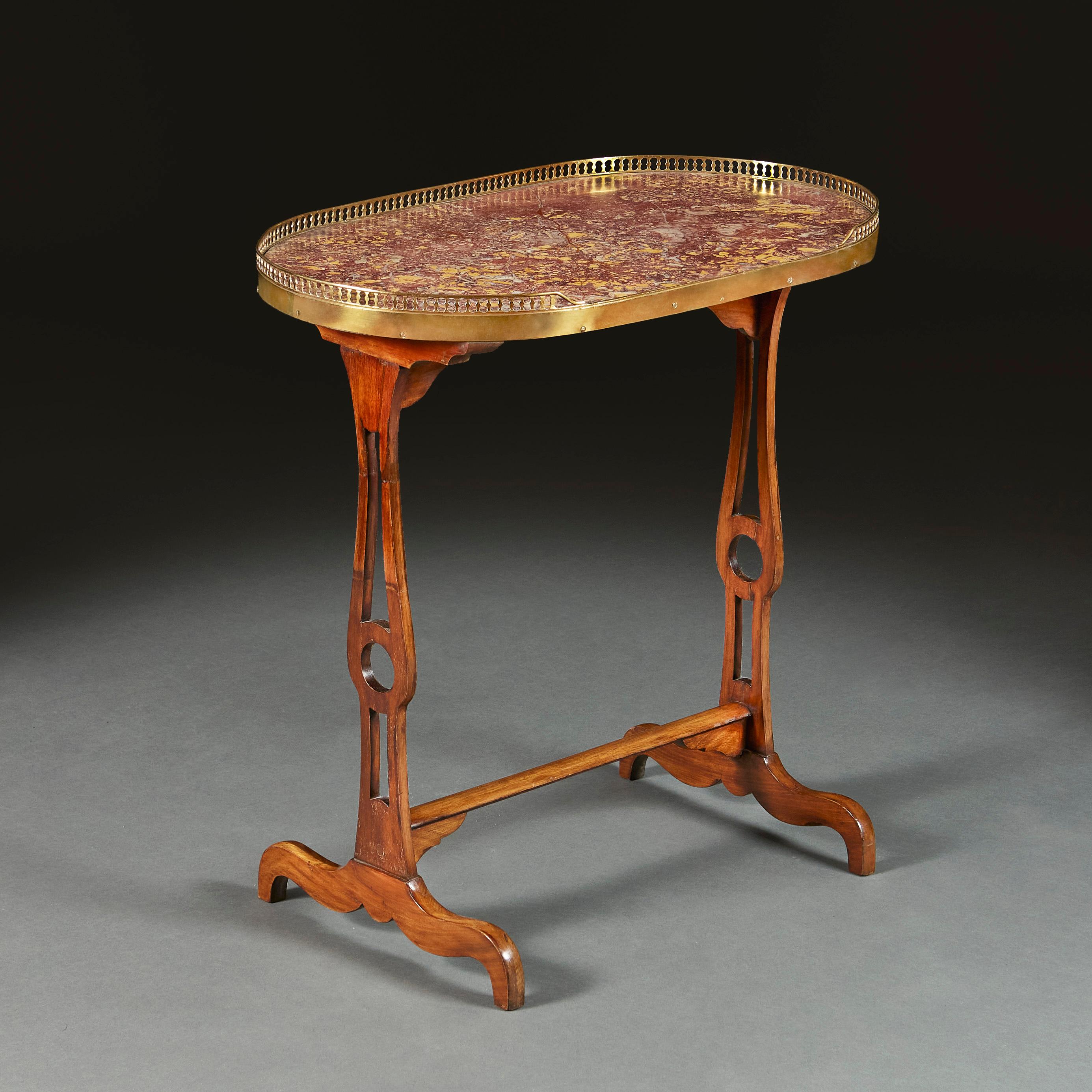 France, vers 1840

Table d'appoint inhabituelle du milieu du XIXe siècle, en forme de rein, avec un plateau en marbre Breche d'Alep inséré dans une galerie en laiton, soutenue par des châssis en forme de cercles concentriques sur des pieds