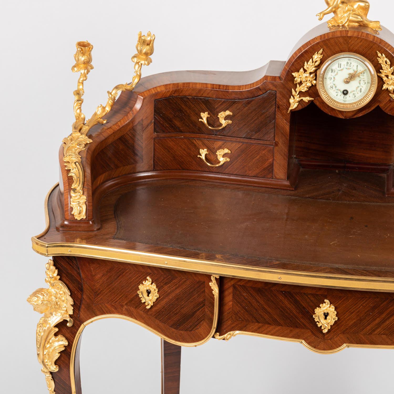 Scrivania da donna del XIX secolo in intarsio e bronzo dorato, stile Luigi XV.

Scrivania da donna del XIX secolo in stile Napoleone III con orologio e due candelabri in legno pregiato intarsiato e ormolu in stile Luigi XV.
H: 113cm, L: 96cm, P: 52cm