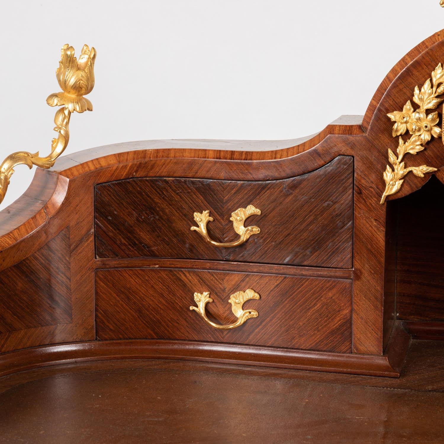 Scrivania da donna del XIX secolo in intarsio e bronzo dorato, stile Luigi XV. in vendita 2