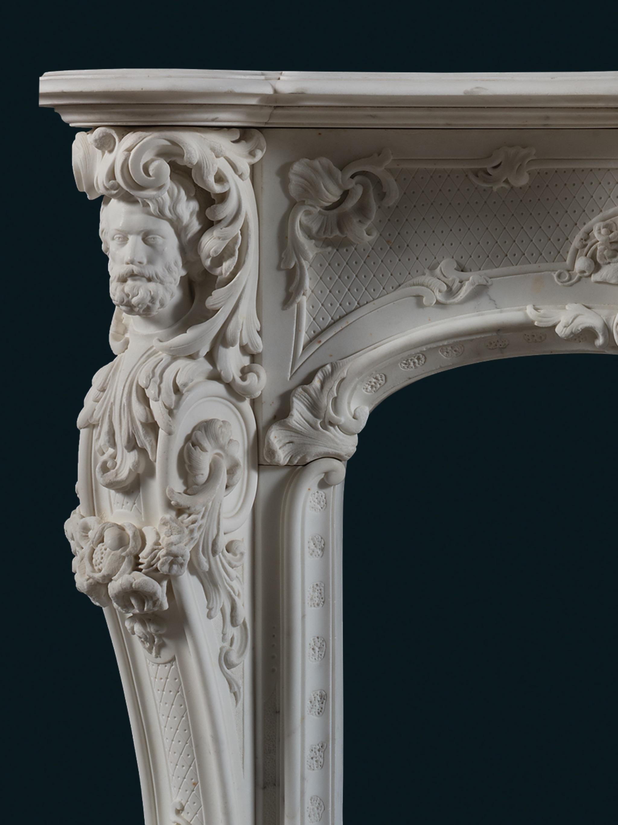 Ein Rokoko-Kamin aus Bildhauermarmor im Louis-XV-Stil mit höchst ungewöhnlichem Grotto-Arbeiten (Louis XVI.) im Angebot