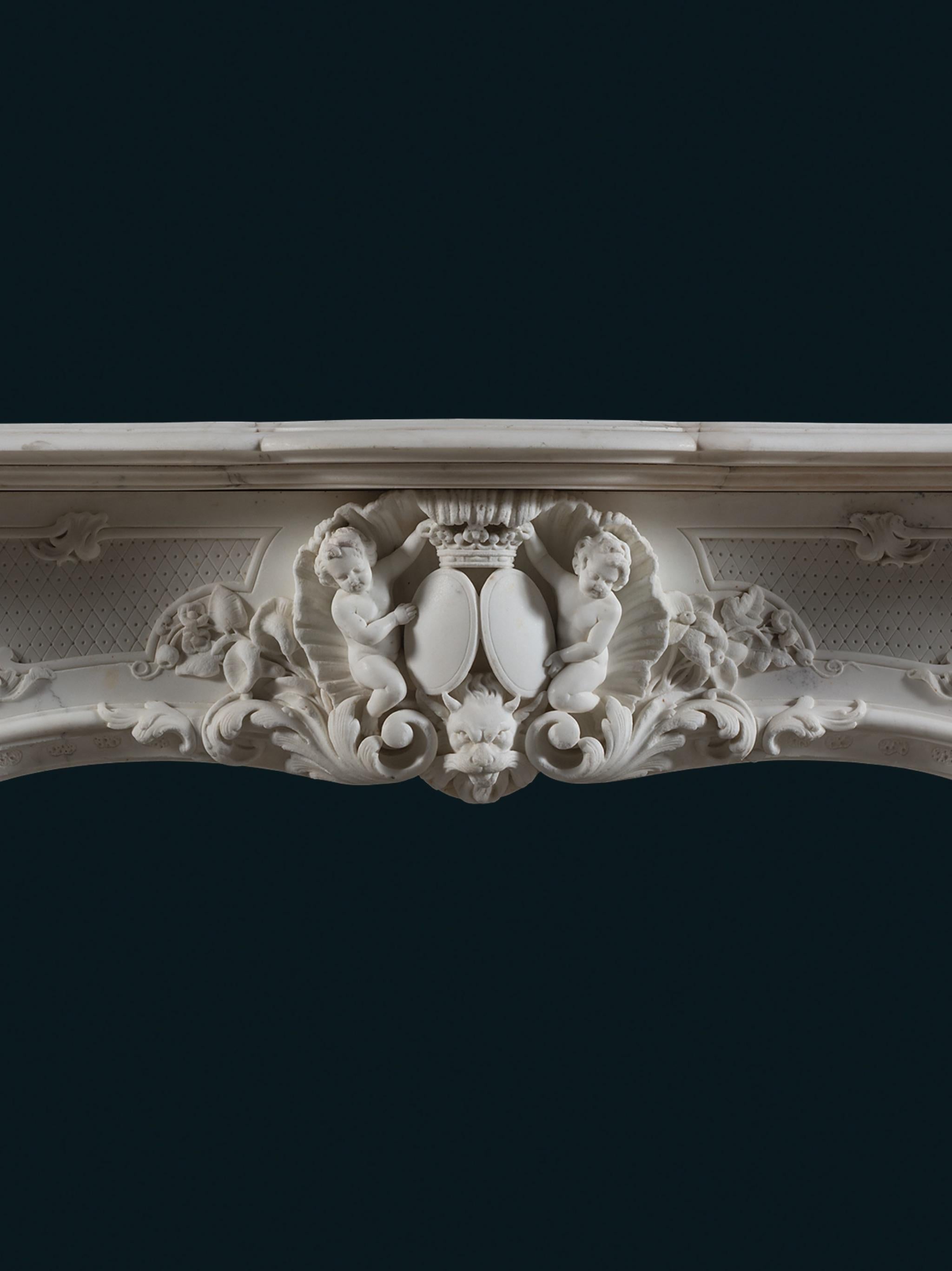 Ein Rokoko-Kamin aus Bildhauermarmor im Louis-XV-Stil mit höchst ungewöhnlichem Grotto-Arbeiten (Französisch) im Angebot