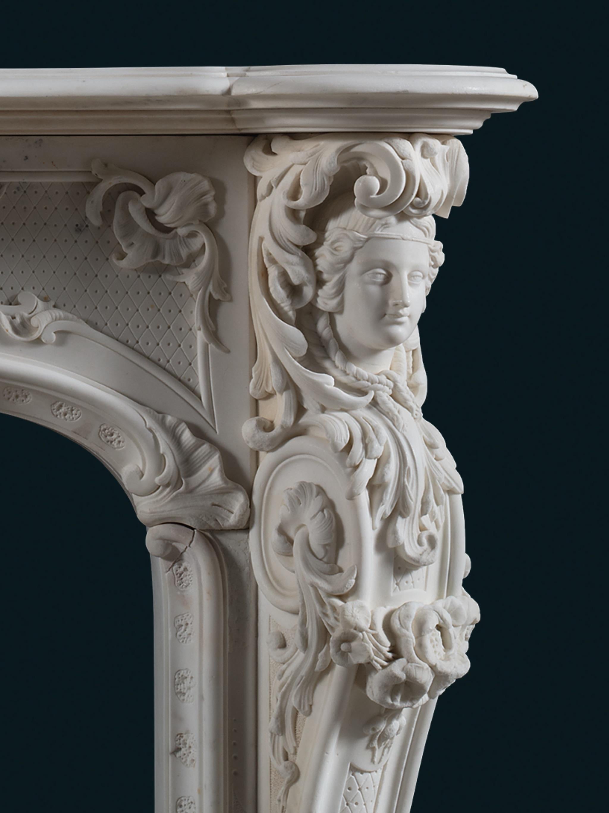 Ein Rokoko-Kamin aus Bildhauermarmor im Louis-XV-Stil mit höchst ungewöhnlichem Grotto-Arbeiten (Geschnitzt) im Angebot