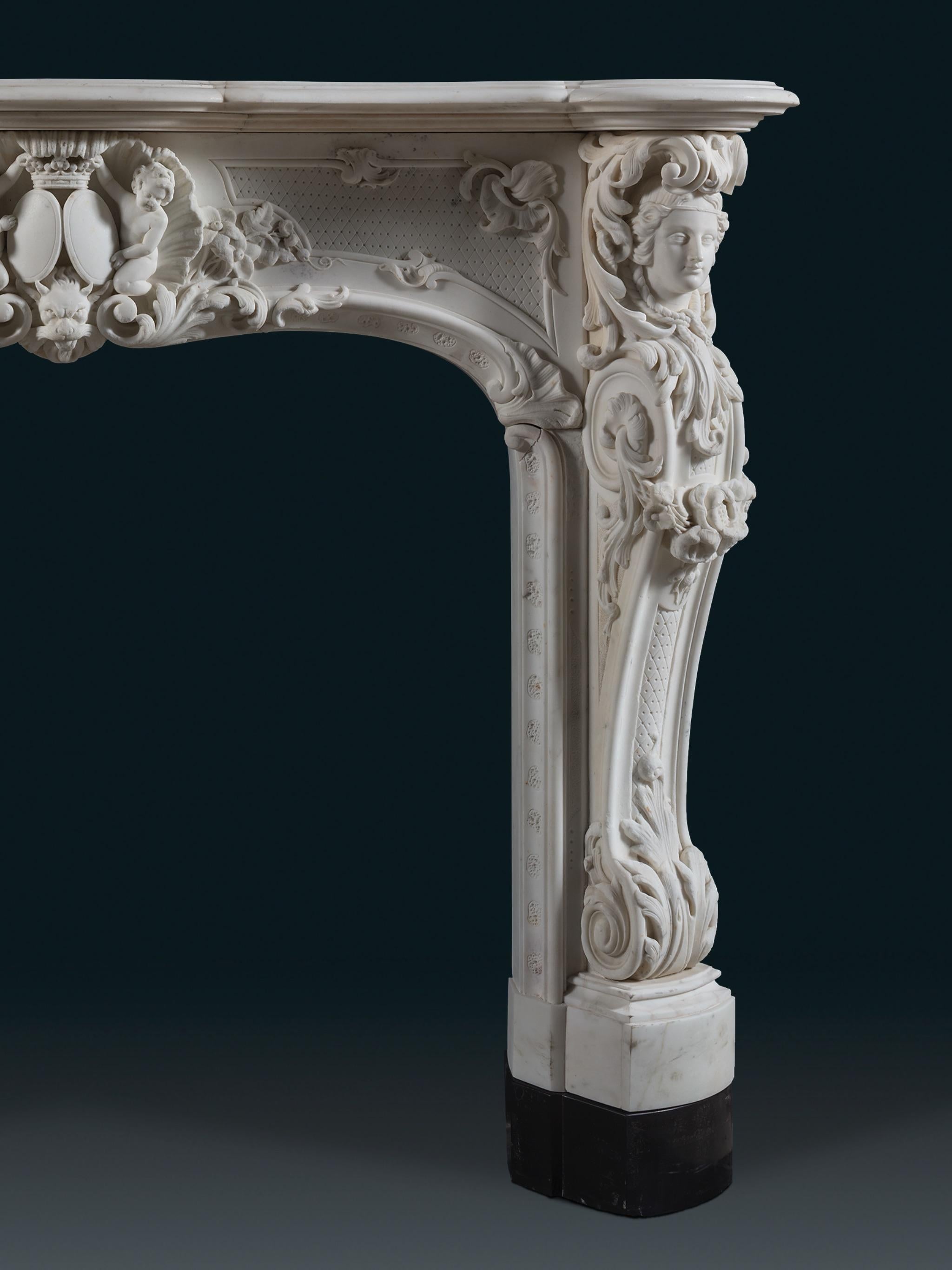 Ein Rokoko-Kamin aus Bildhauermarmor im Louis-XV-Stil mit höchst ungewöhnlichem Grotto-Arbeiten (19. Jahrhundert) im Angebot