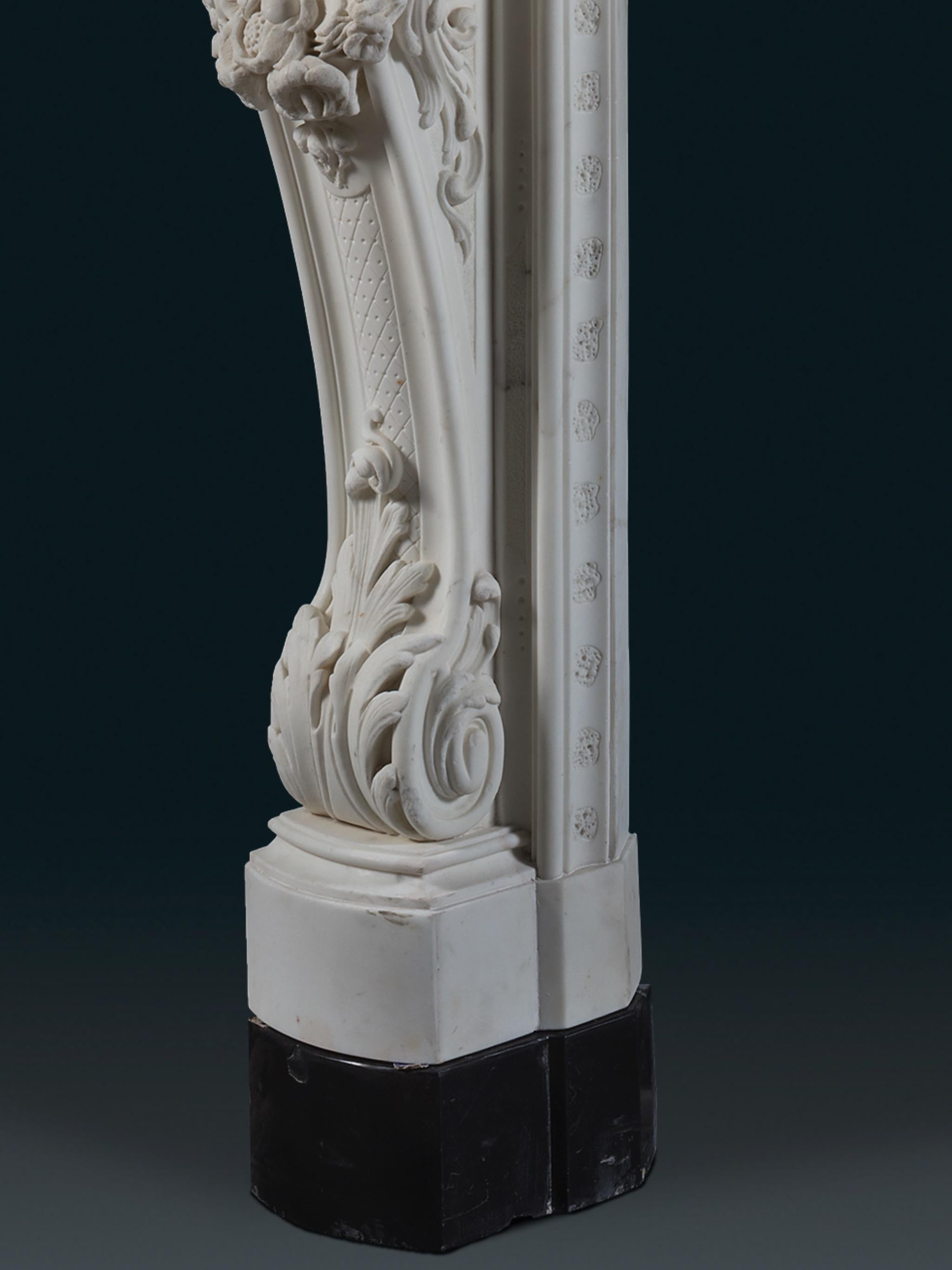 Ein Rokoko-Kamin aus Bildhauermarmor im Louis-XV-Stil mit höchst ungewöhnlichem Grotto-Arbeiten im Angebot 1