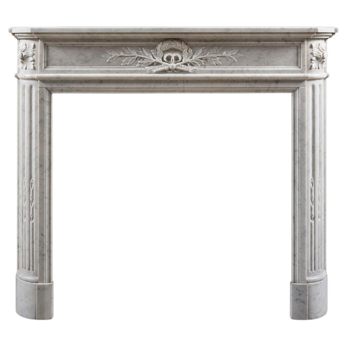 Cheminée de style Louis XVI du 19e siècle en marbre de Carrare