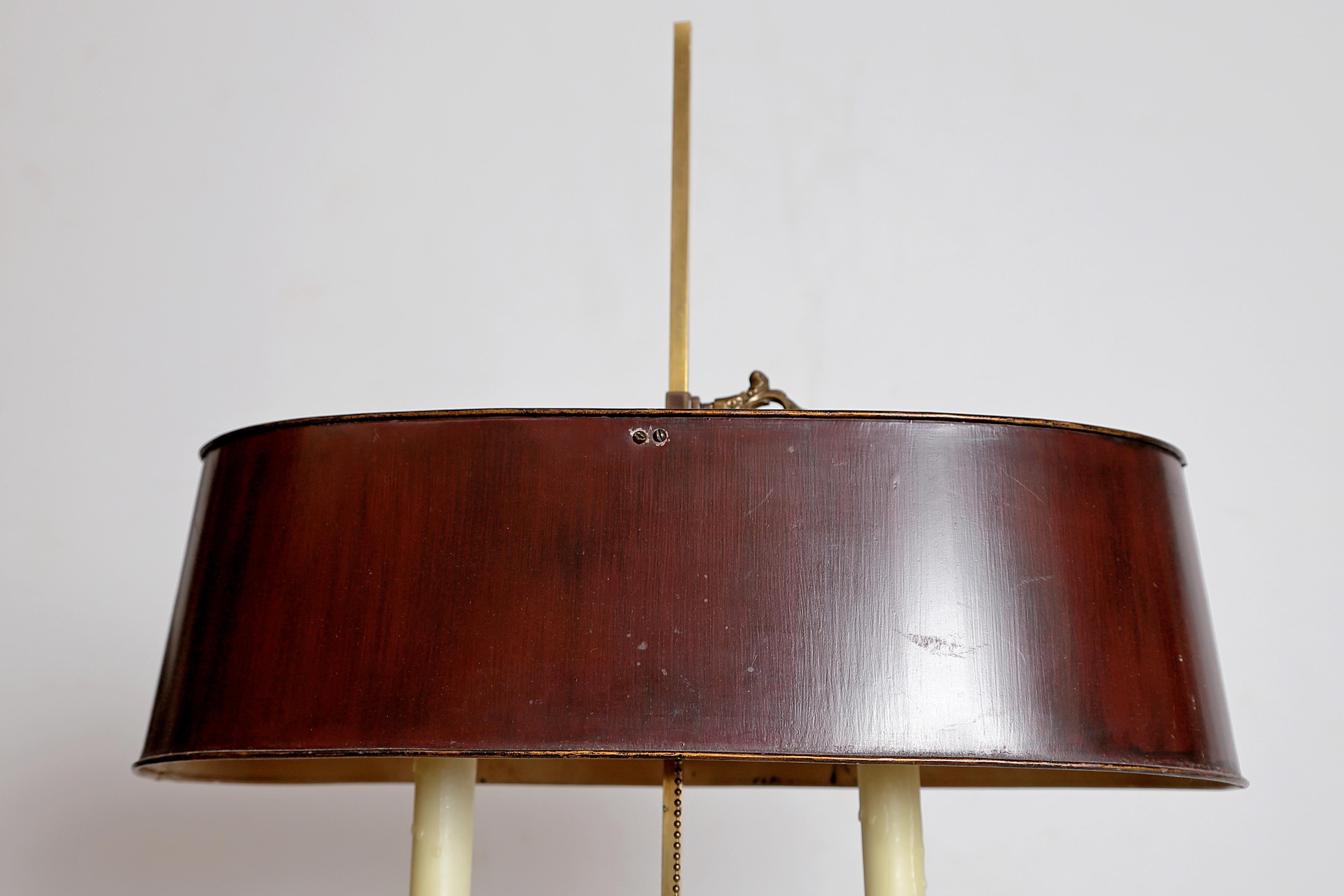 Ormolu-Bouillotte-Lampe im Louis-XVI.-Stil des 19. Jahrhunderts mit rotem Zinnschirm im Angebot 3
