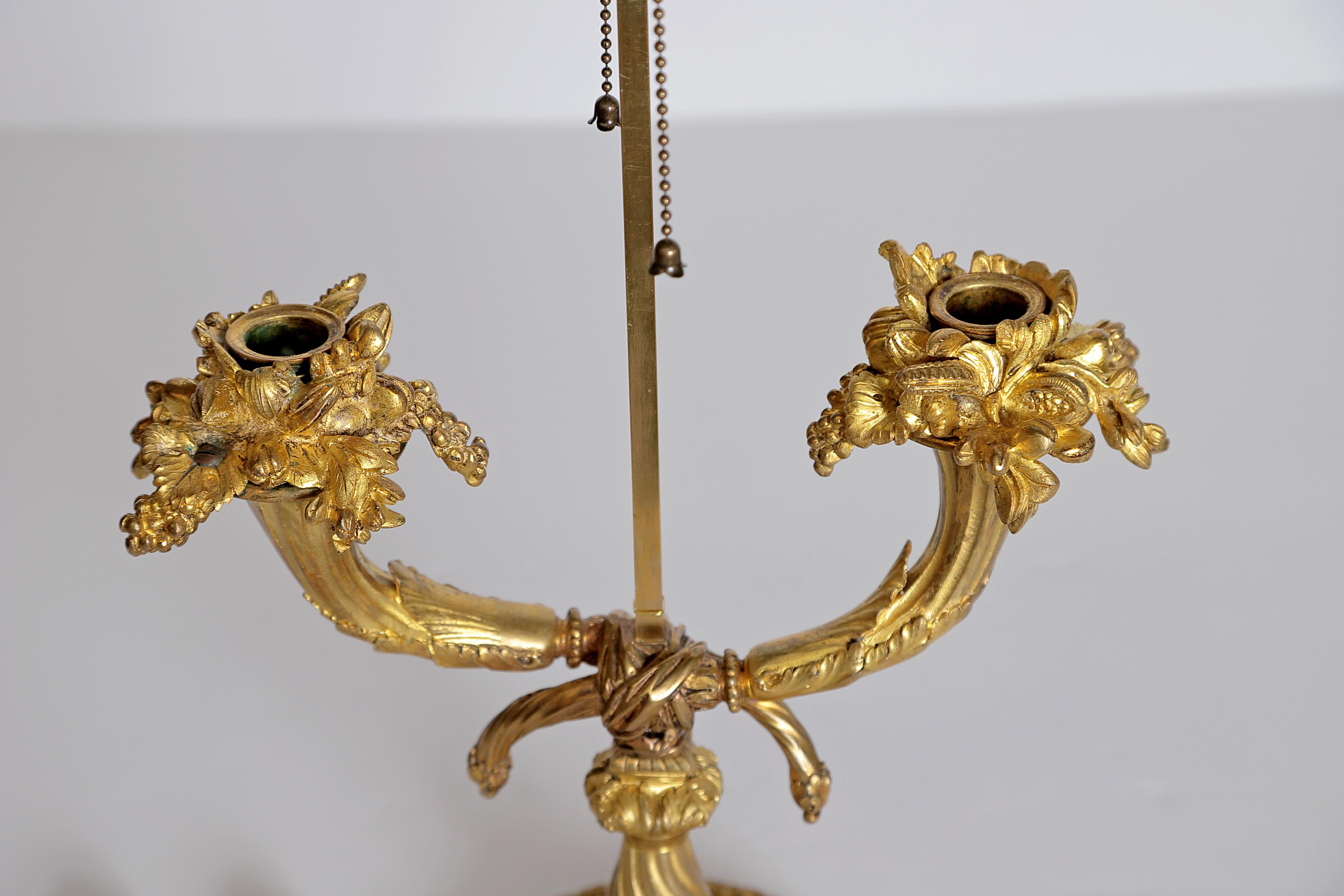 Lampe Bouillotte de style Louis XVI du 19ème siècle en bronze doré avec abat-jour en tôle rouge en vente 10