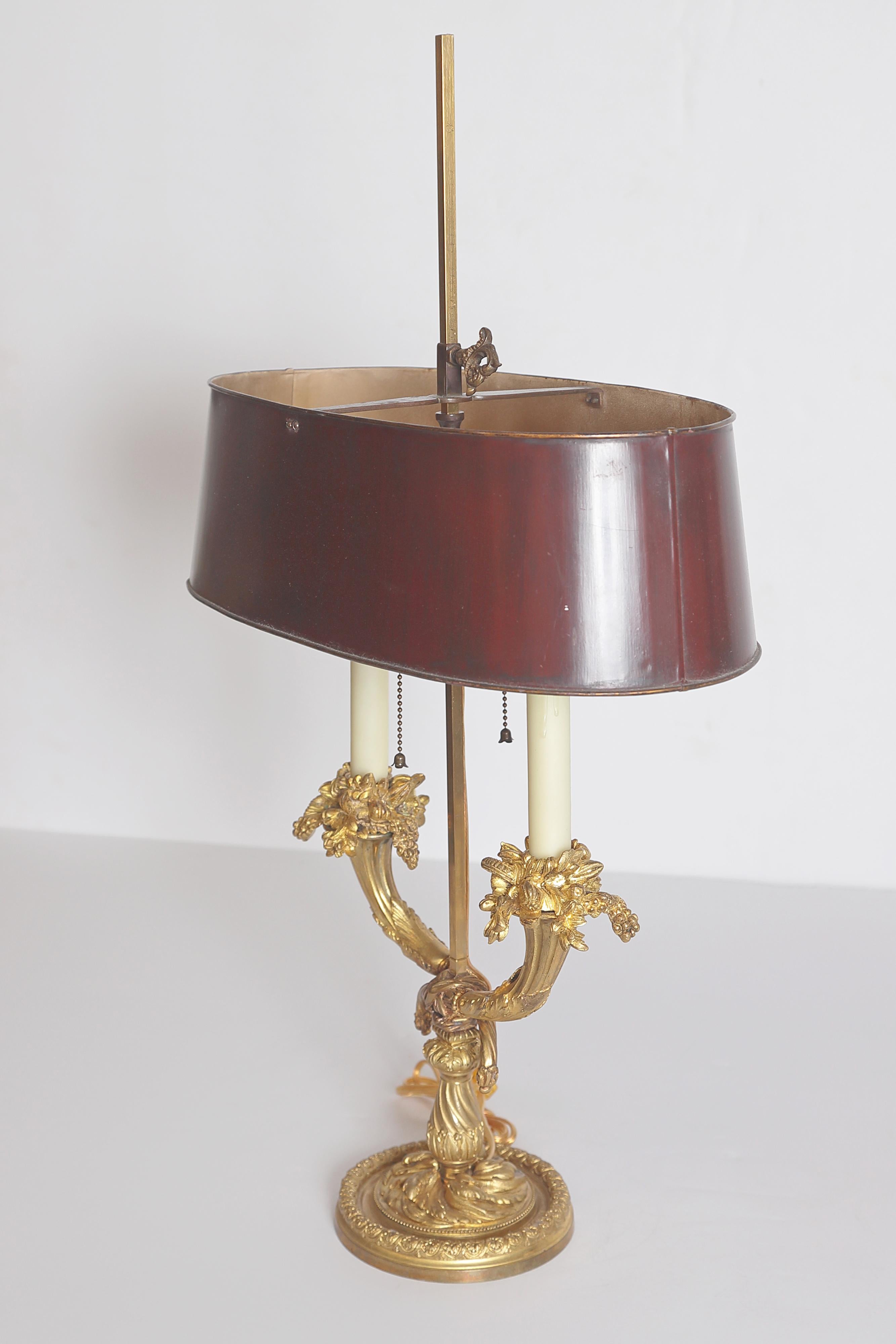 Lámpara Bouillotte de Ormolu Estilo Luis XVI del Siglo XIX con Pantalla de Tole Rojo Francés en venta