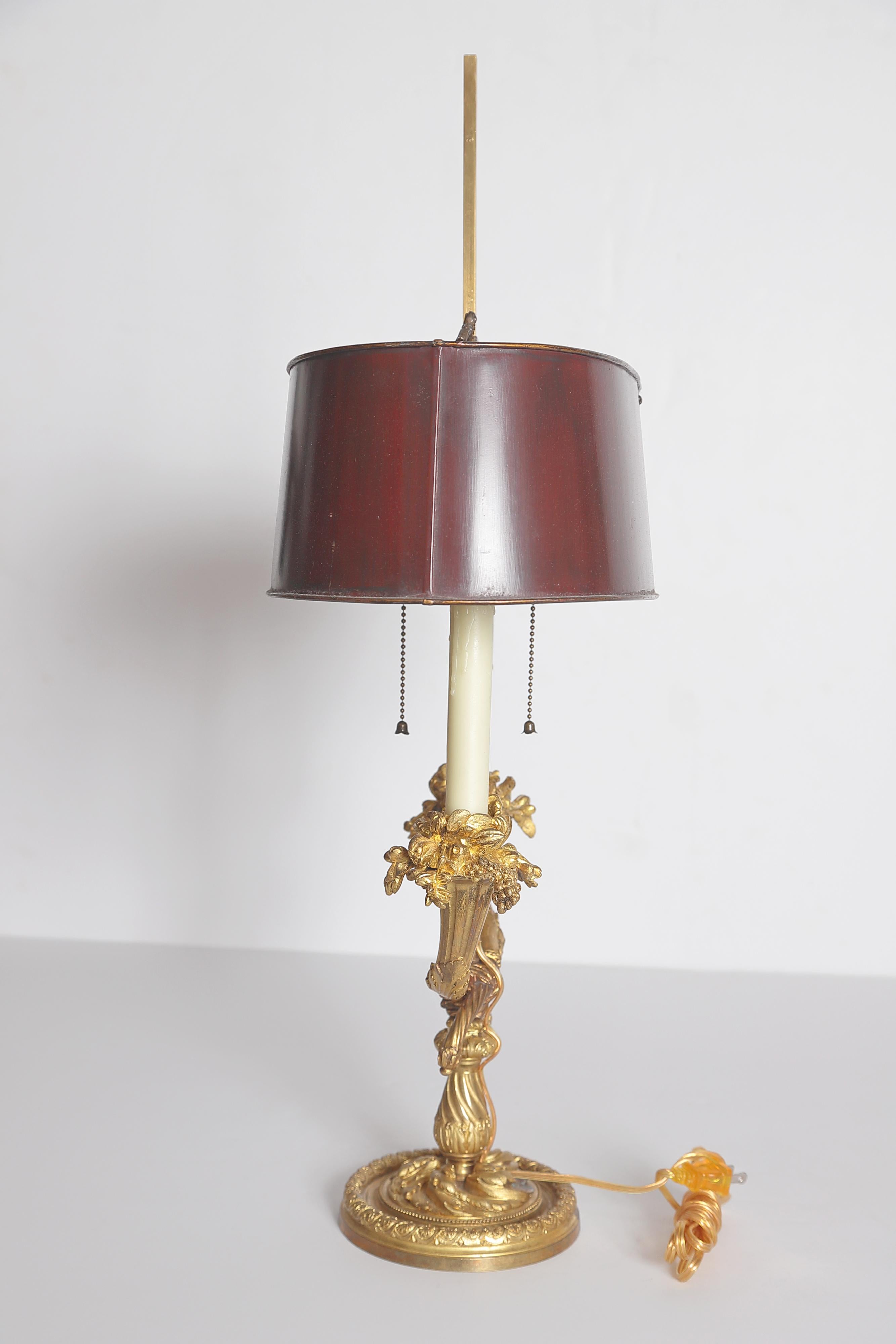 Lampe Bouillotte de style Louis XVI du 19ème siècle en bronze doré avec abat-jour en tôle rouge Bon état - En vente à Dallas, TX