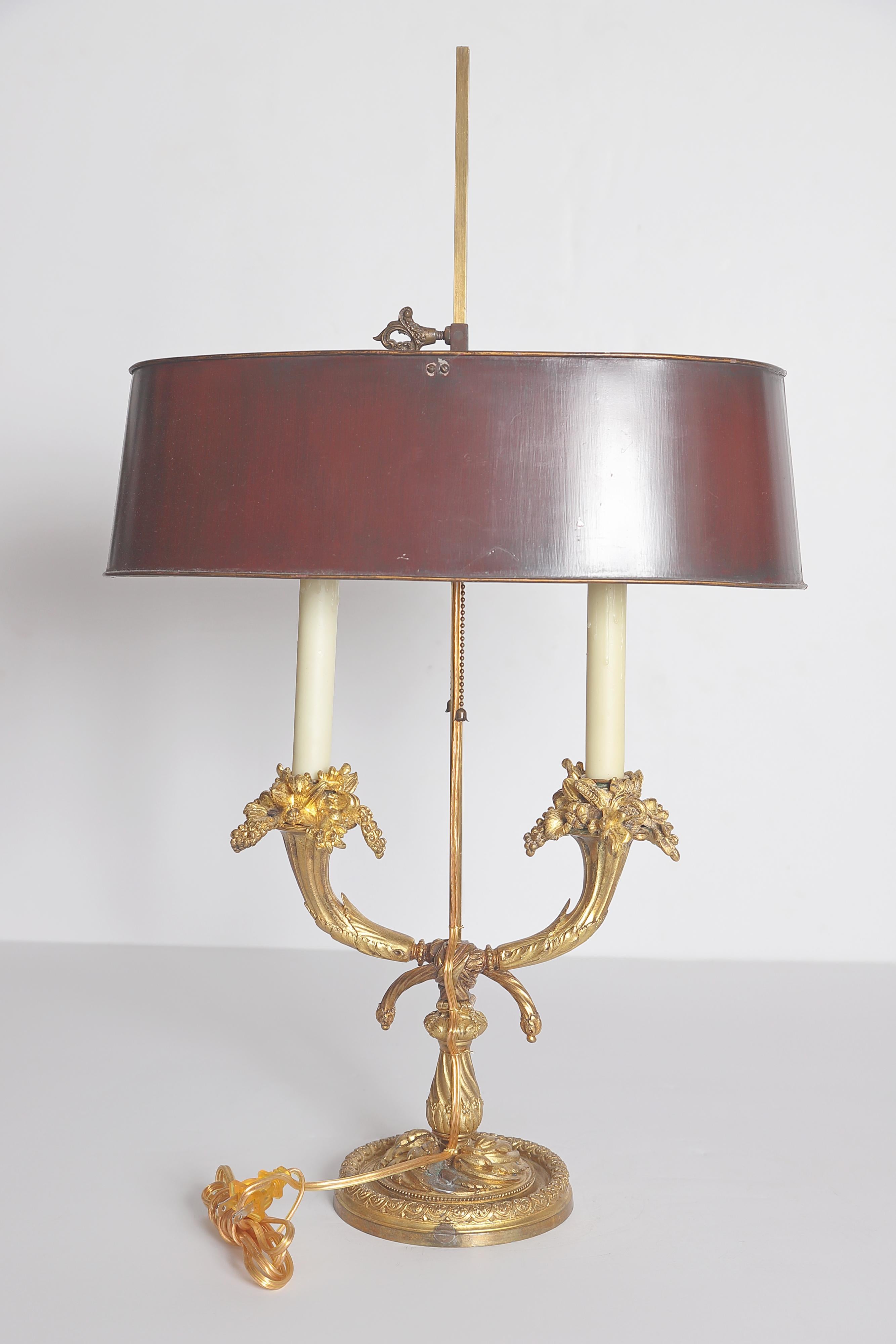 Ormolu-Bouillotte-Lampe im Louis-XVI.-Stil des 19. Jahrhunderts mit rotem Zinnschirm im Zustand „Gut“ im Angebot in Dallas, TX