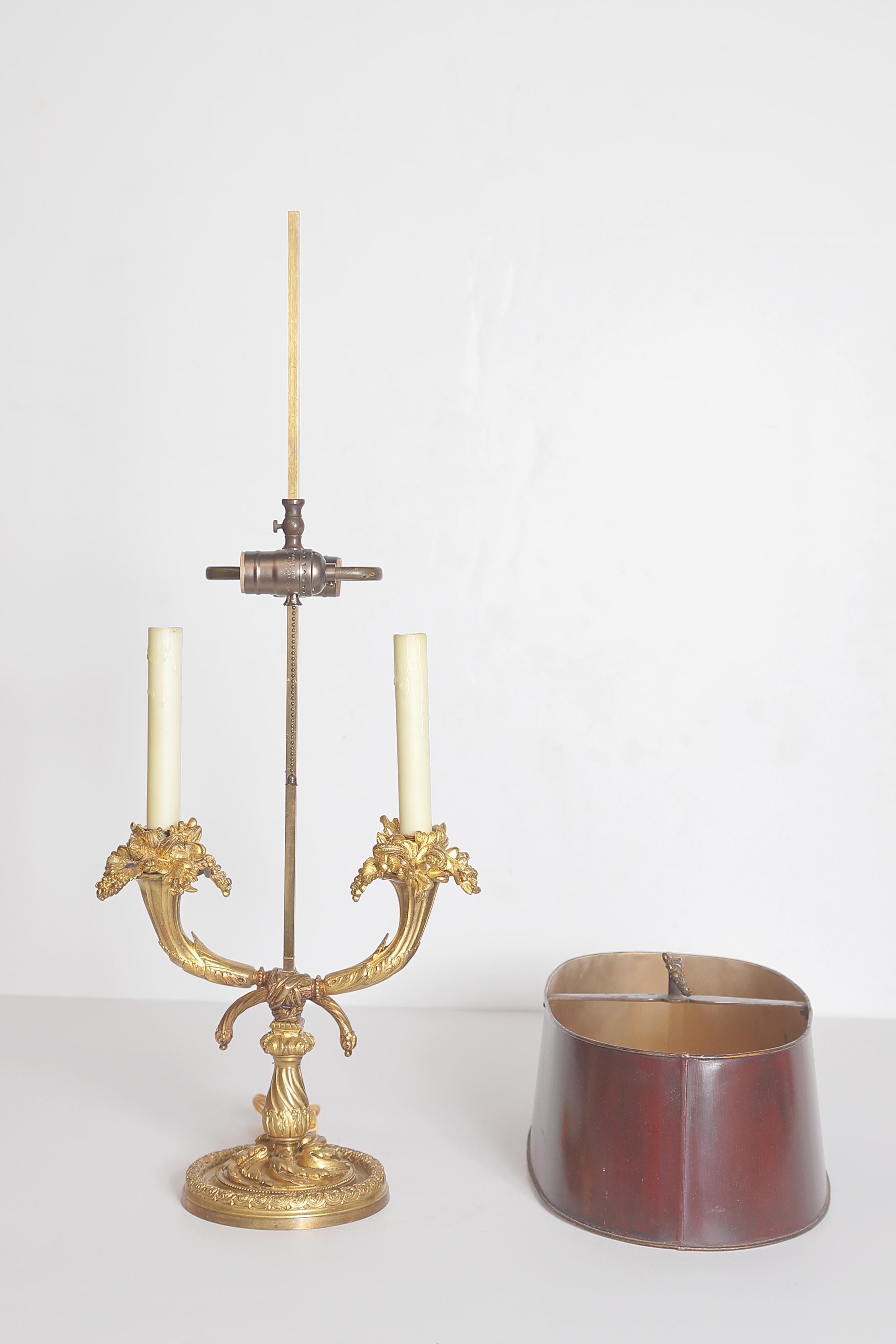 Lámpara Bouillotte de Ormolu Estilo Luis XVI del Siglo XIX con Pantalla de Tole Rojo Bronce en venta